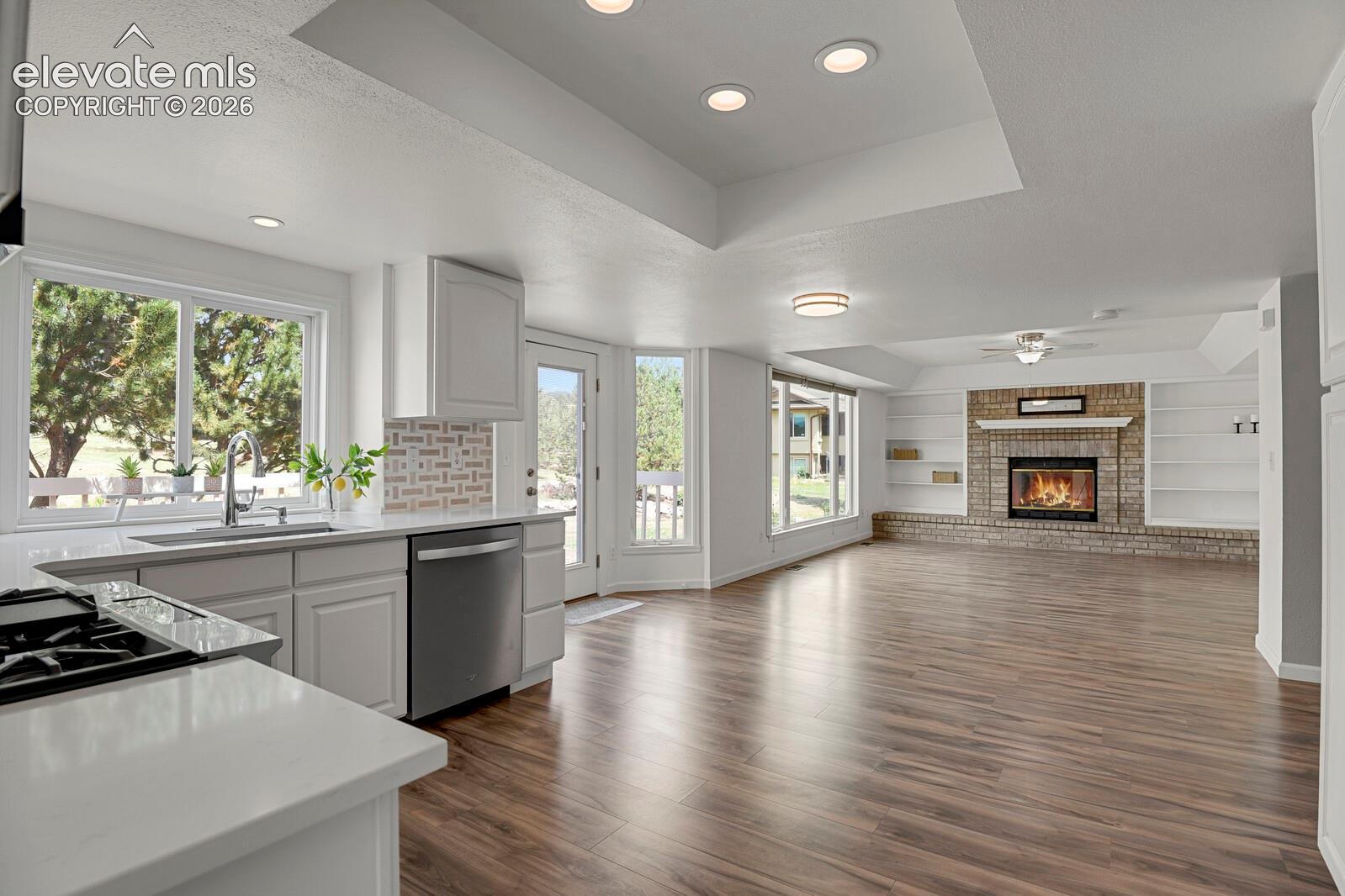 Listing photo 2 for 916 W Caribou Drive
