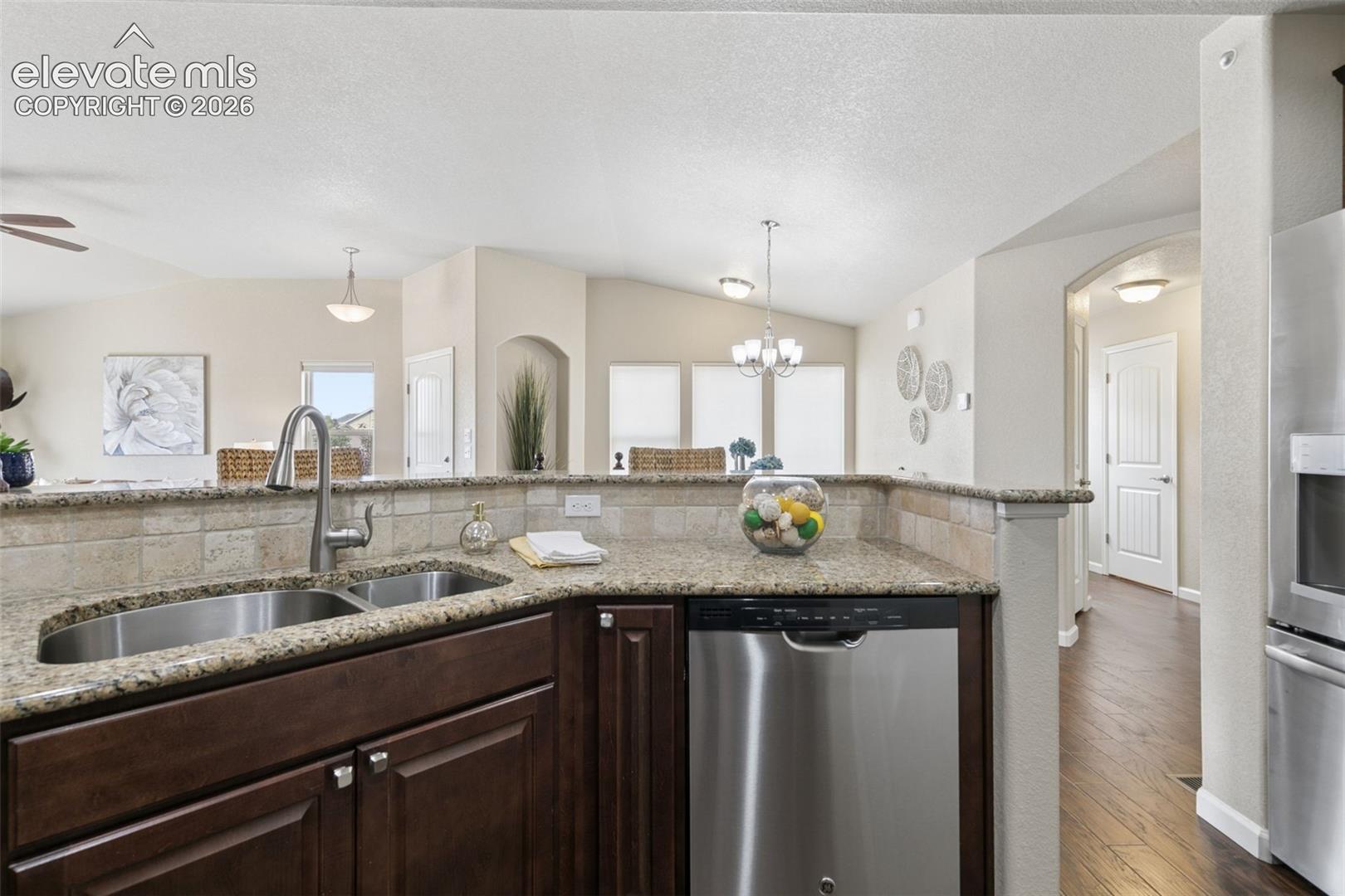 Listing photo 12 for 8042 Potentilla Grove
