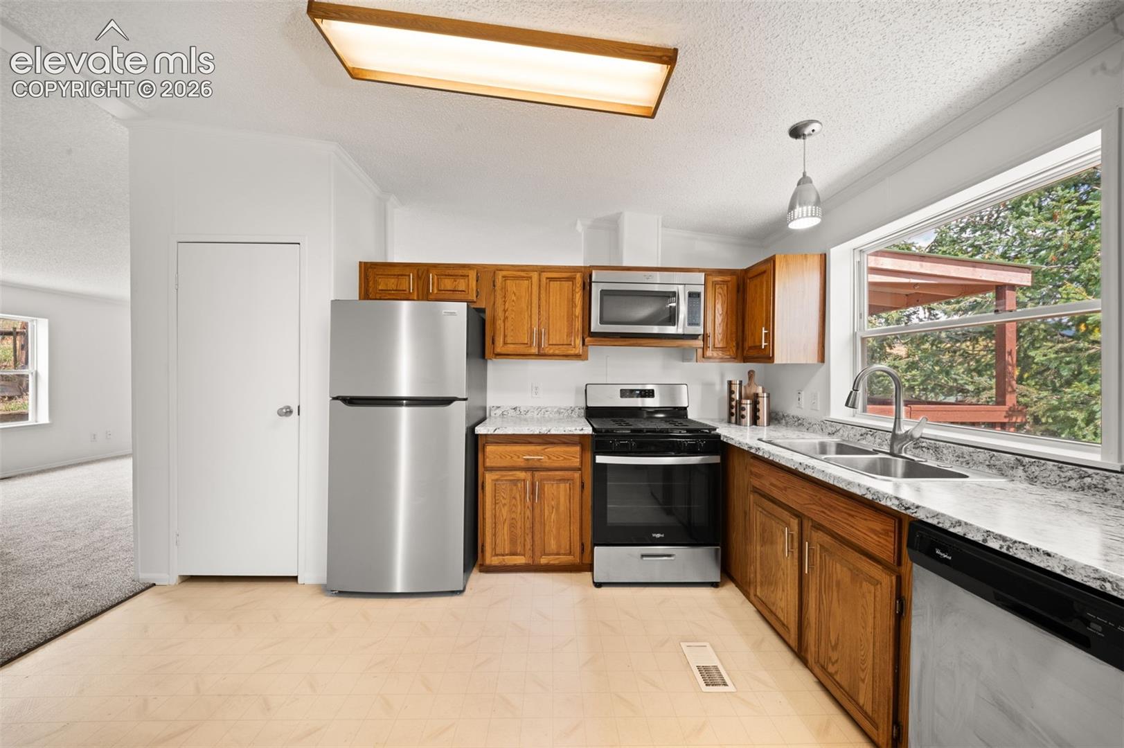 Listing photo 4 for 413 W Eaton Avenue