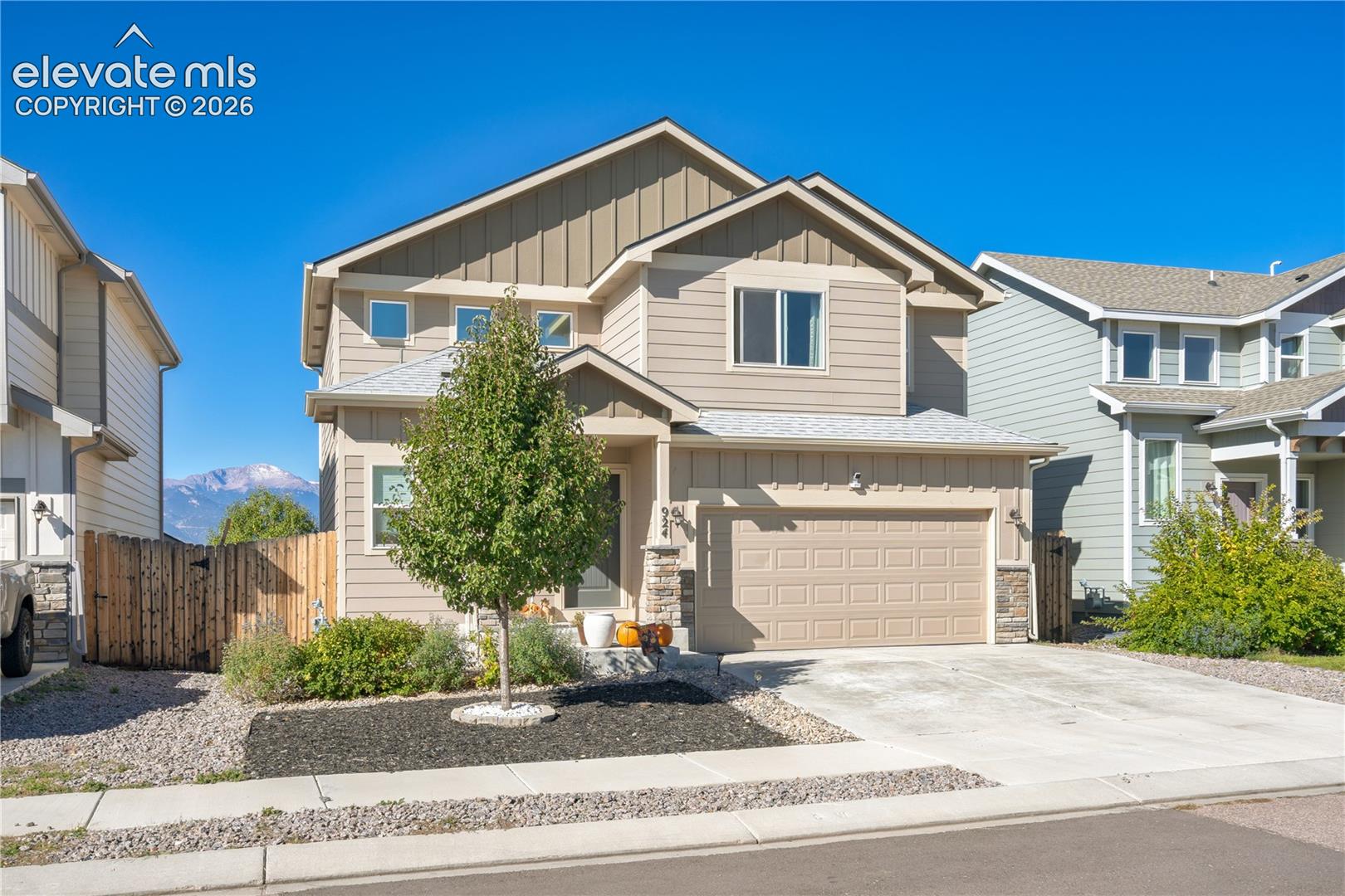 Listing photo 2 for 924 Bidwell Drive
