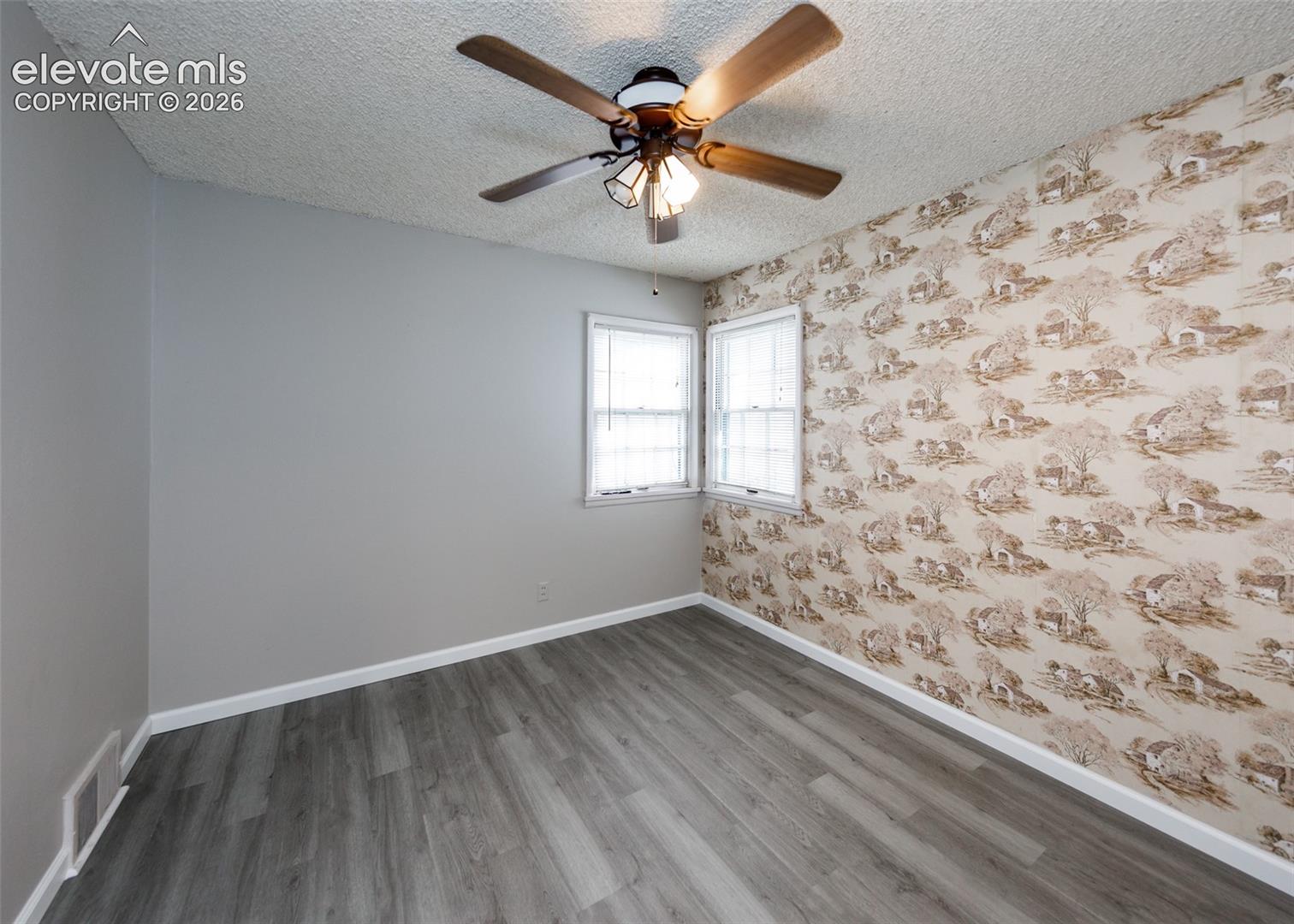Listing photo 6 for 2203 Templeton Gap Road