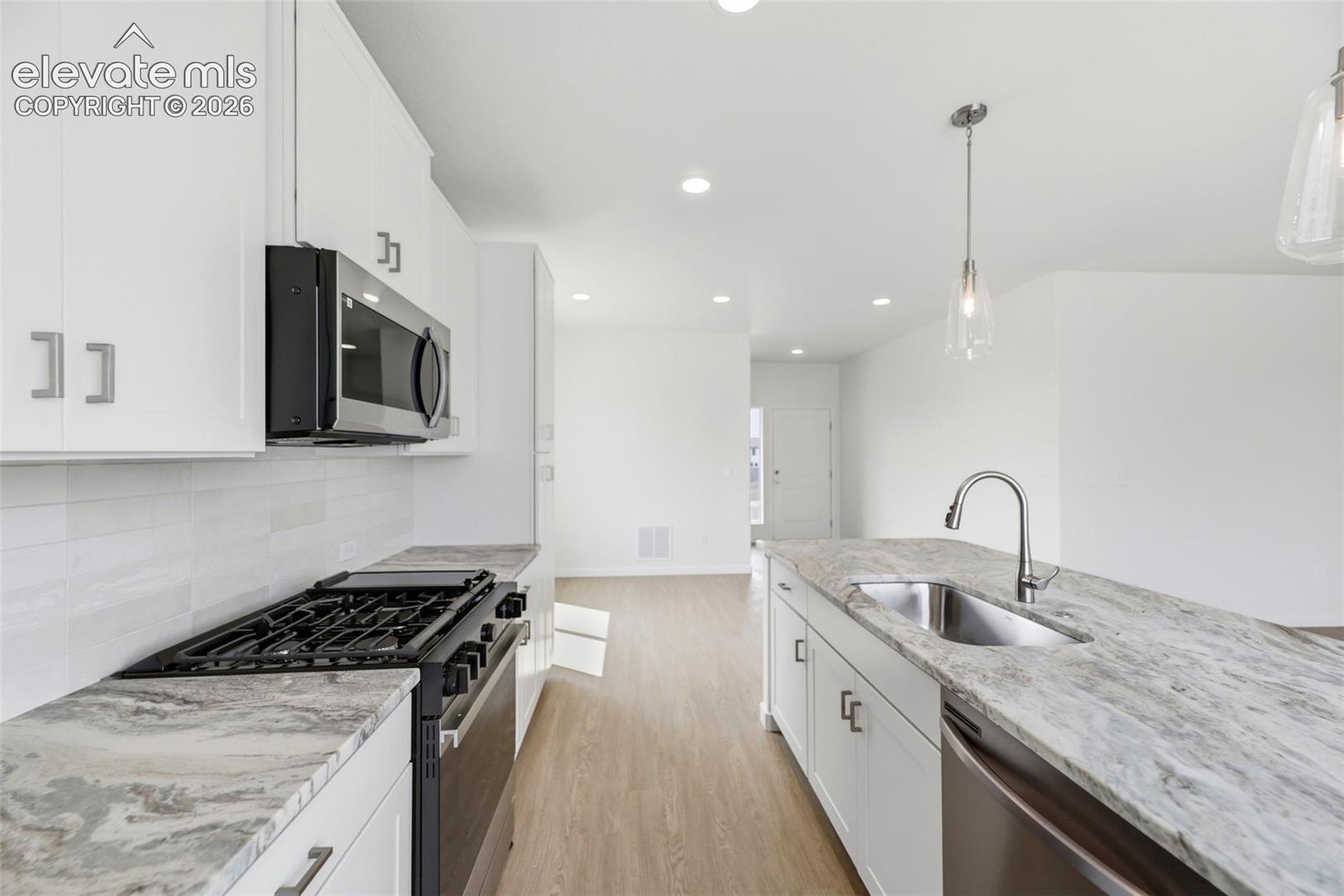 Listing photo 12 for 7968 School House Drive