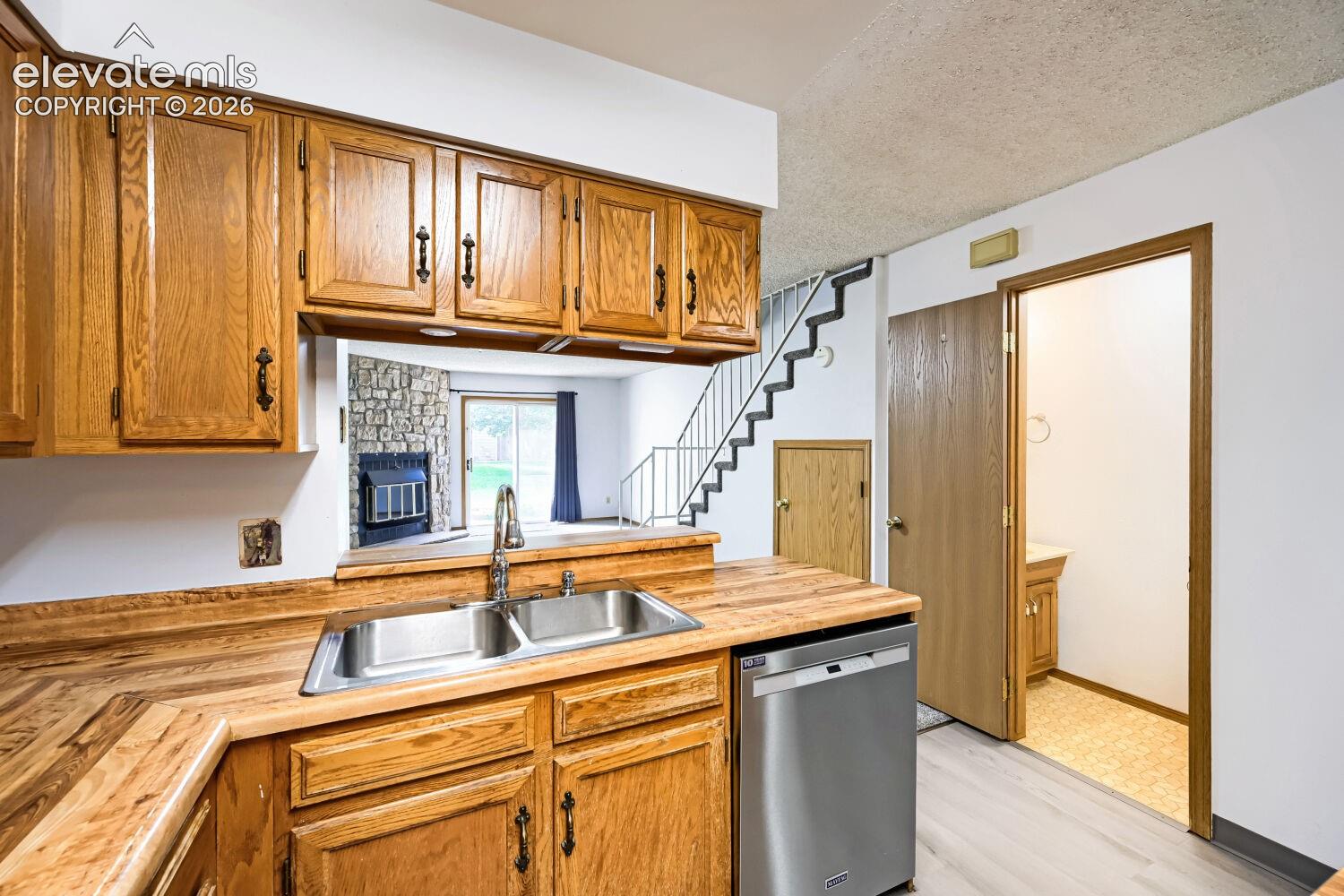 Listing photo 5 for 3515 Queen Anne Way