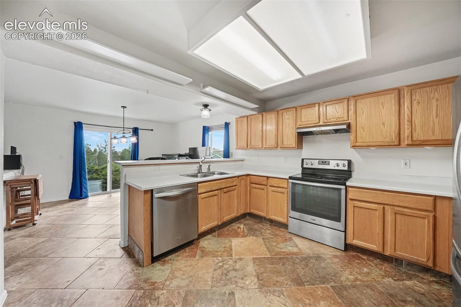 Listing photo 2 for 912 Legend Oak Drive
