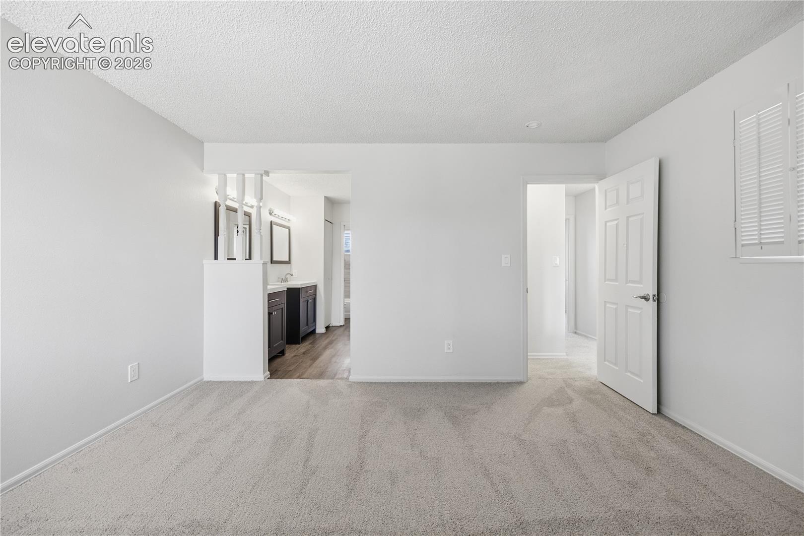 Listing photo 4 for 4571 Sunnyhill Drive