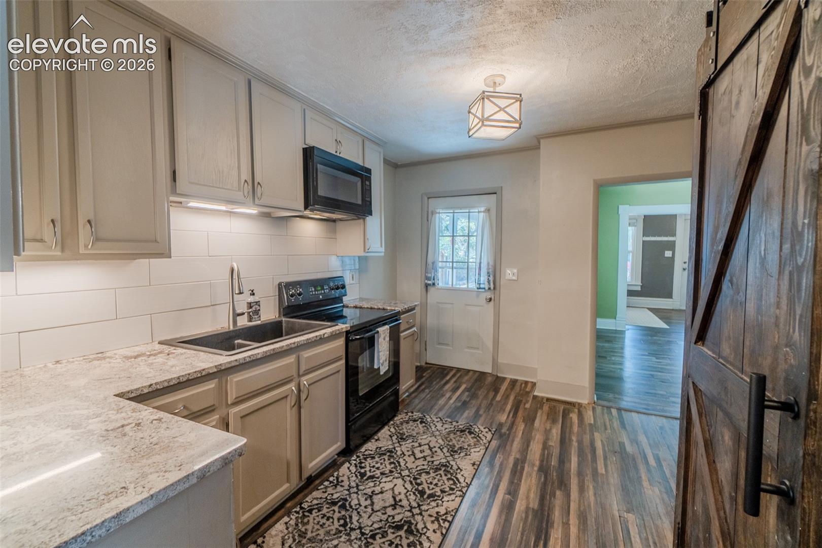 Listing photo 9 for 2701 Wood Avenue