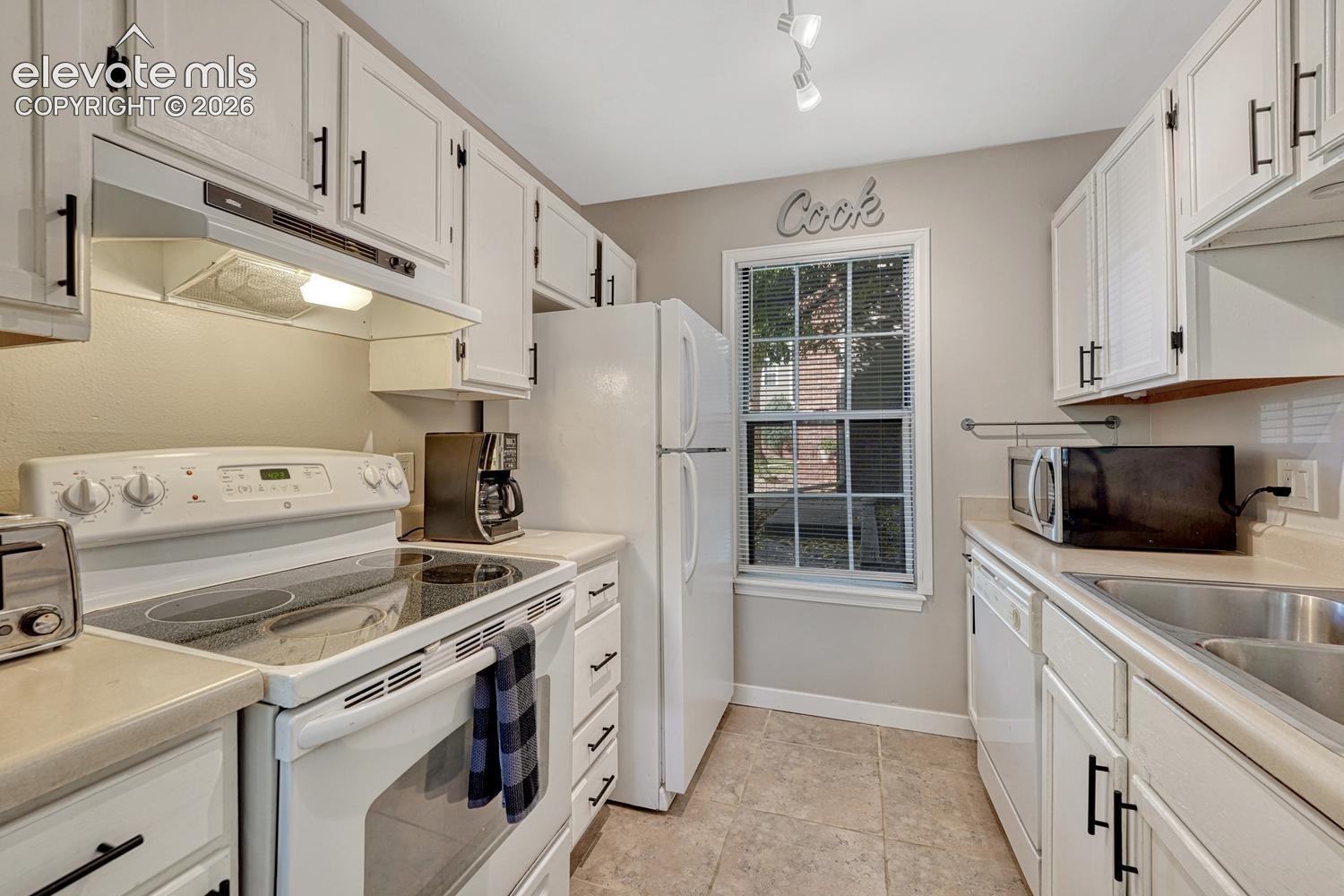Listing photo 9 for 2121 Troy Court