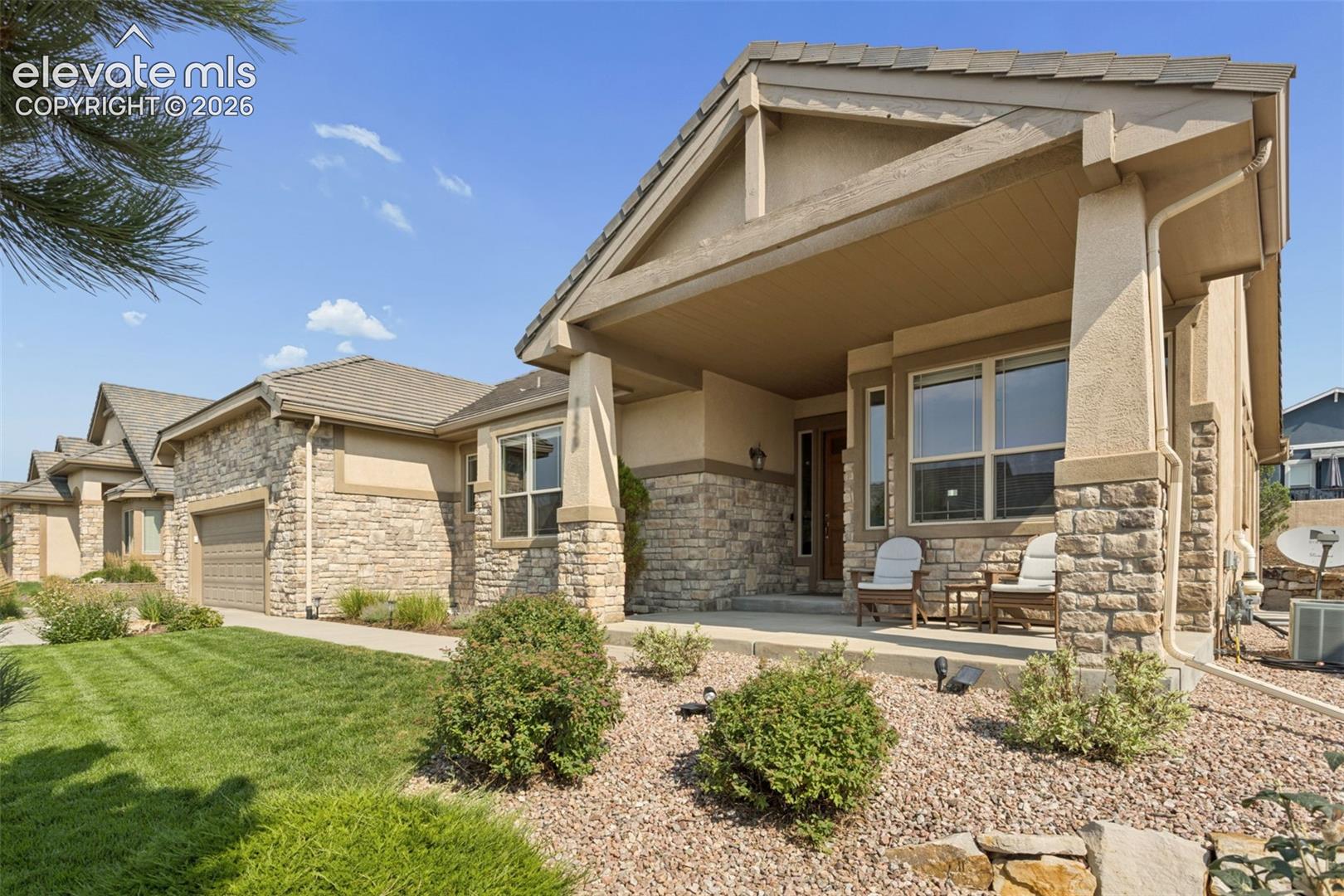 Listing photo 3 for 1420 Symphony Heights