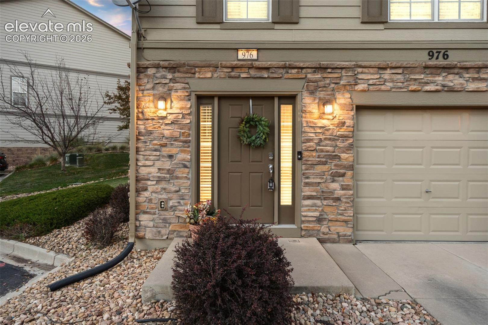 Listing photo 2 for 976 Burning Bush Point