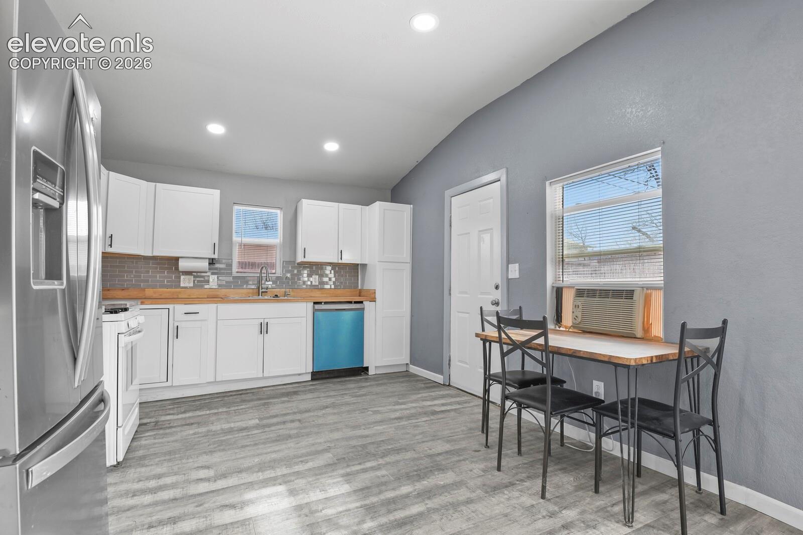 Listing photo 10 for 1640 Jackson Street