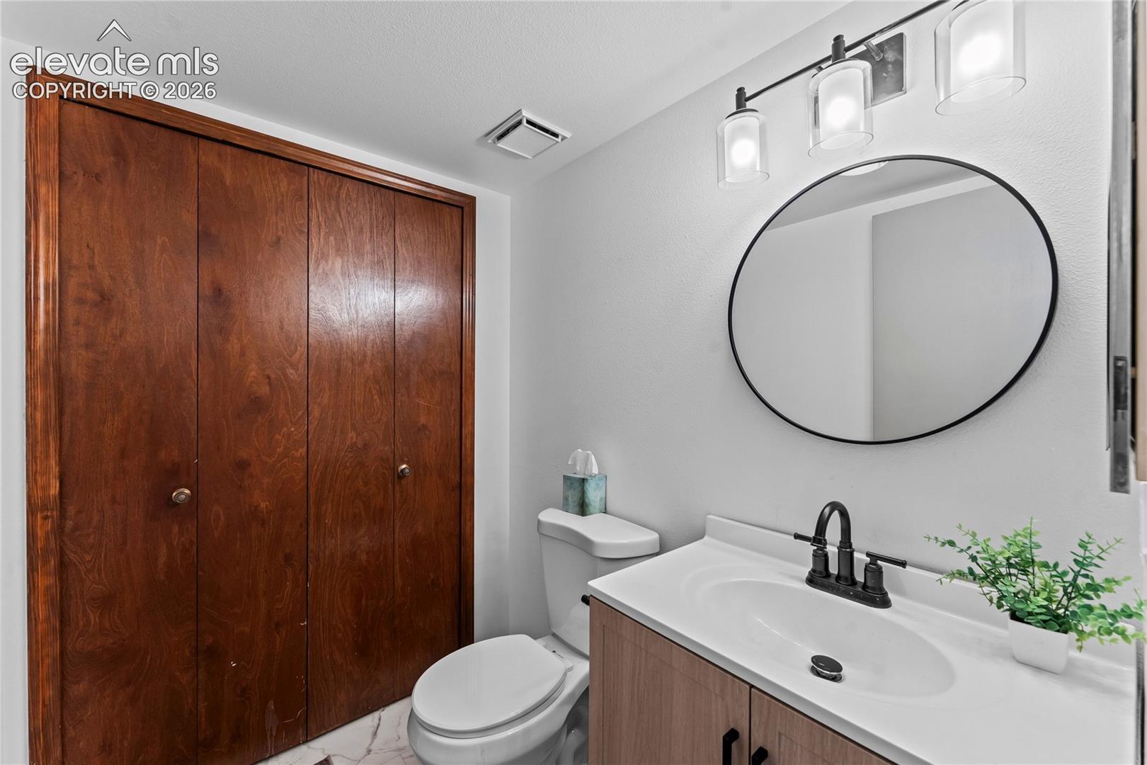 Listing photo 11 for 5870 Pemberton Way