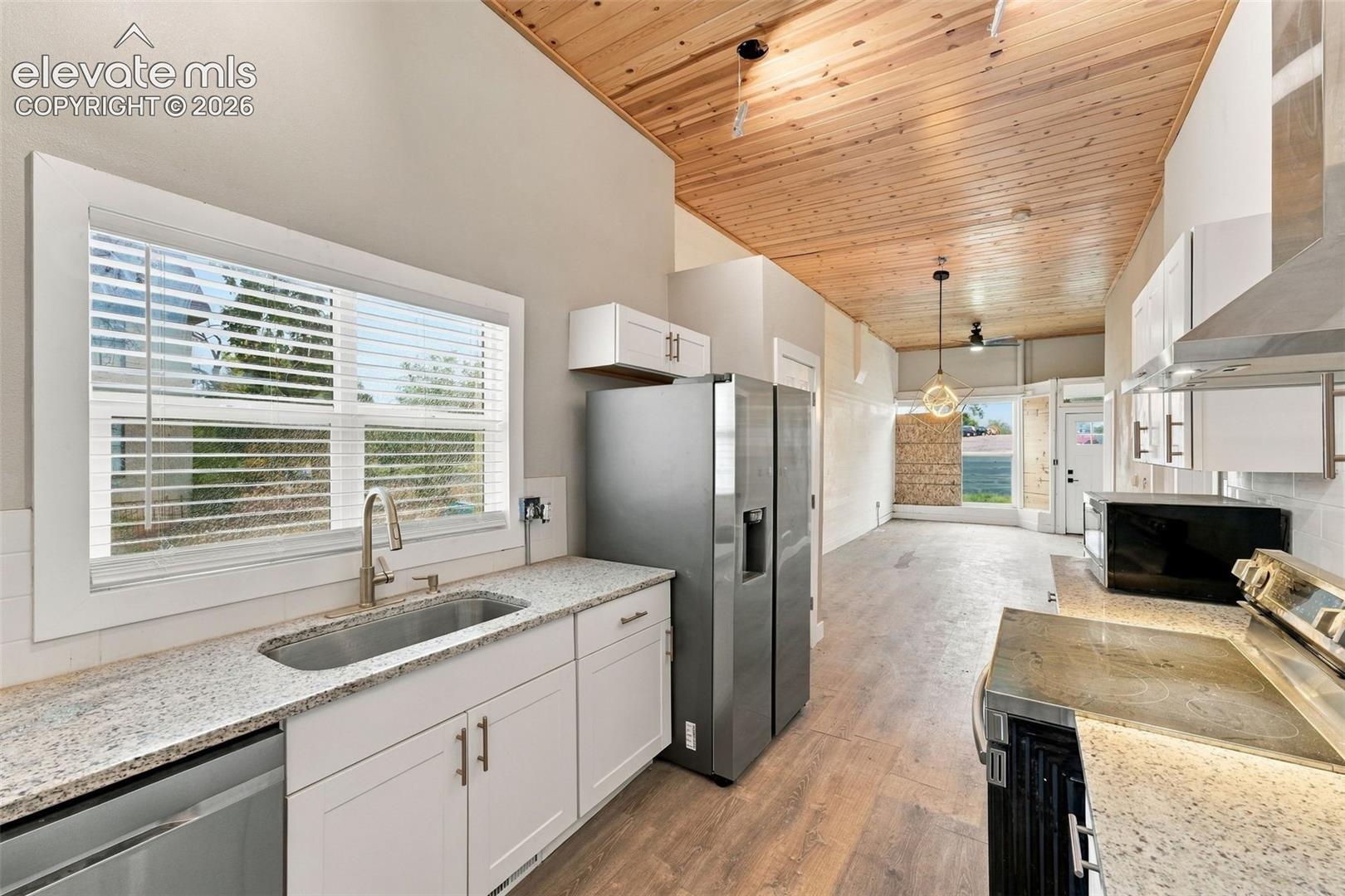 Listing photo 15 for 412 E St Vrain Street