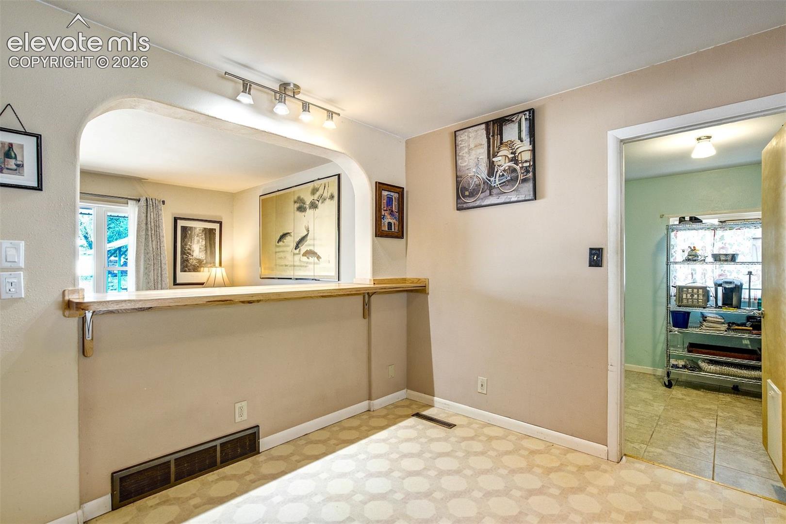 Listing photo 15 for 705 Grand Boulevard