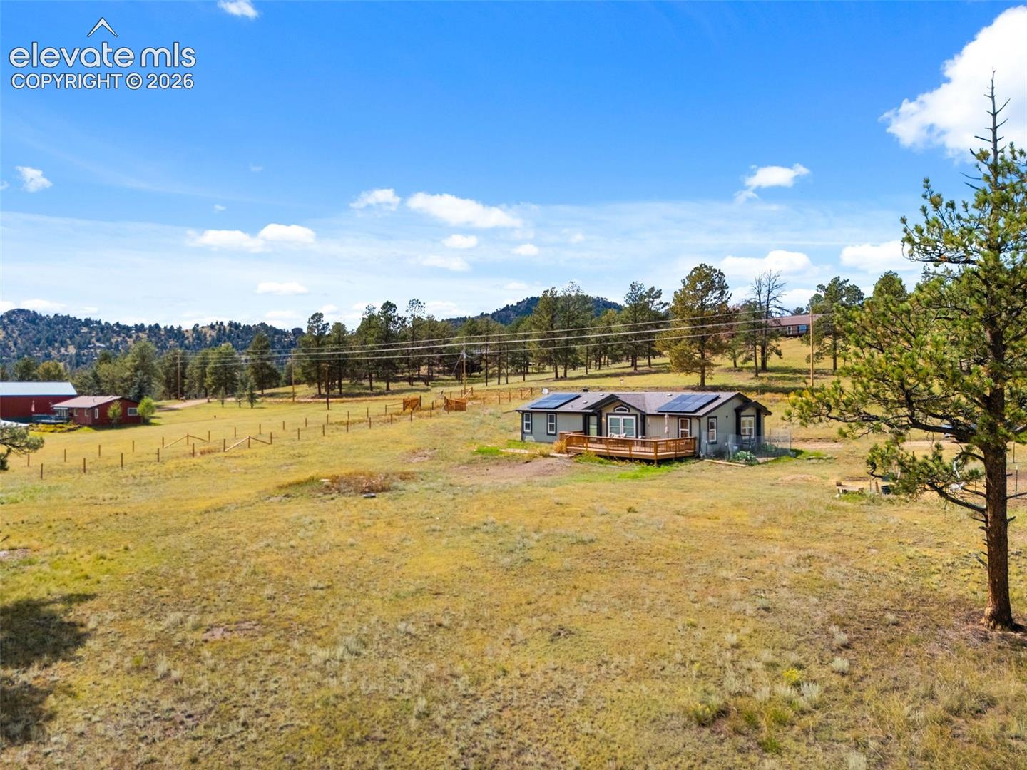 Listing photo 2 for 464 Hackamore Drive