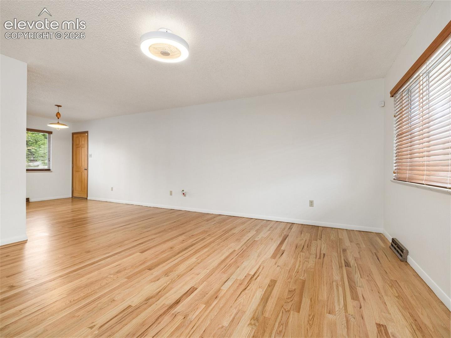 Listing photo 3 for 321 W Adams Avenue
