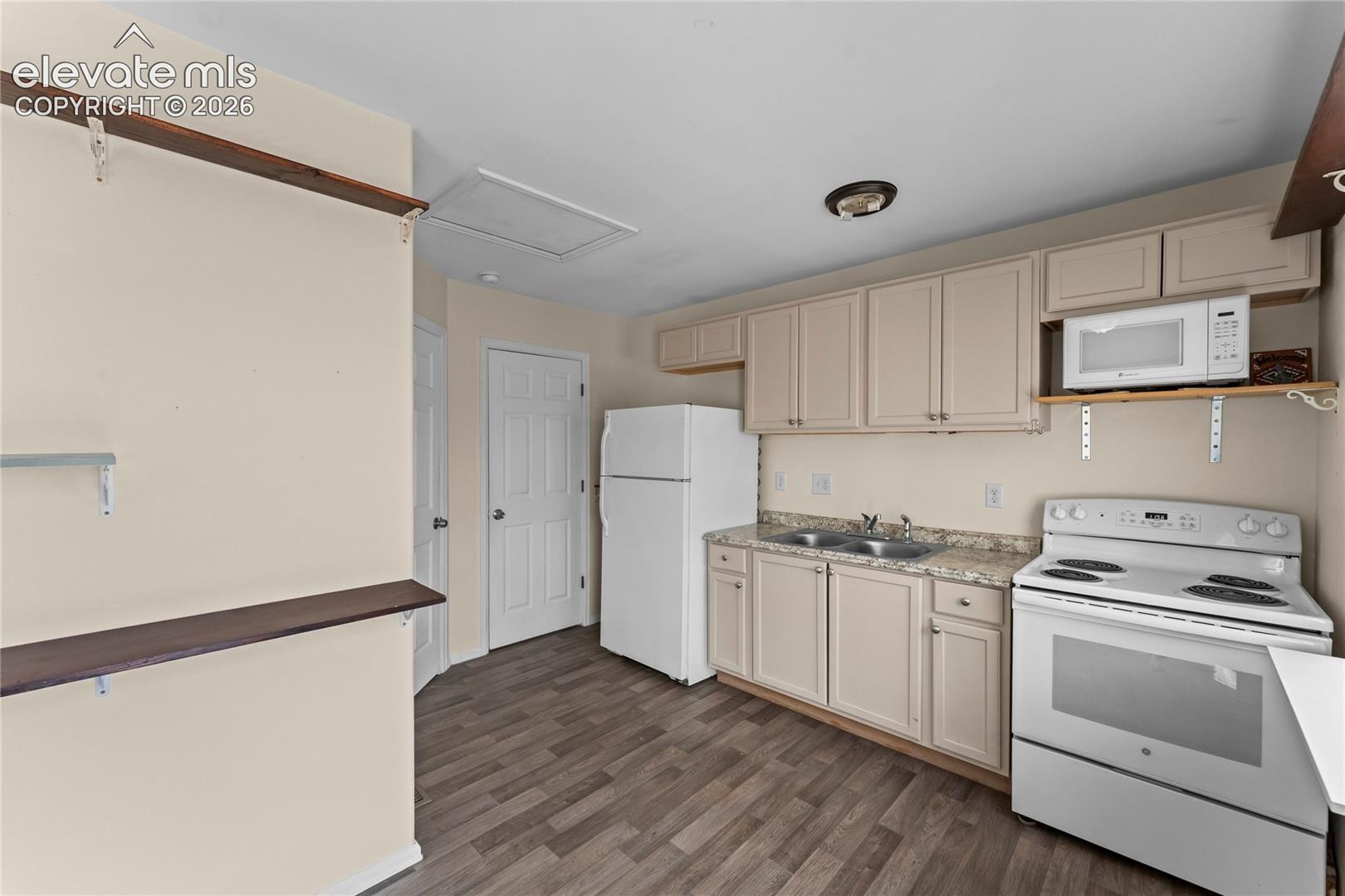 Listing photo 4 for 202 Silver Street