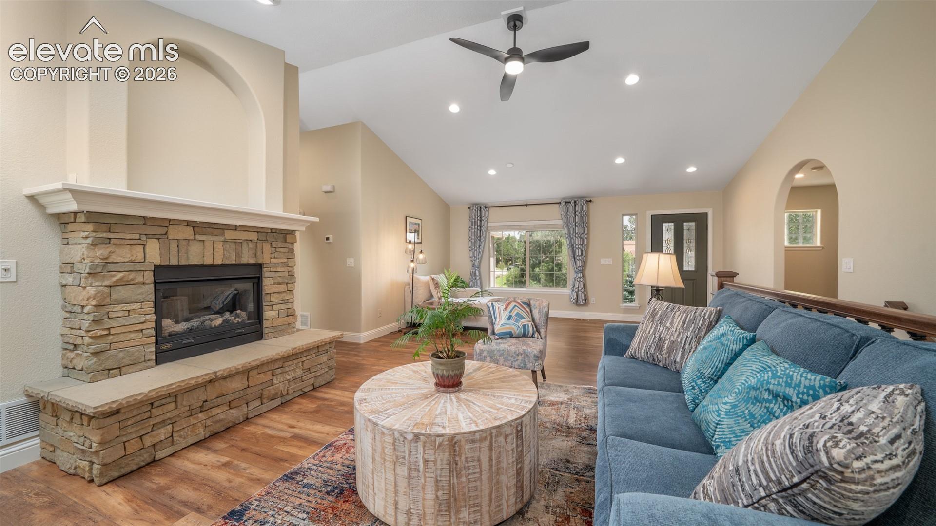 Listing photo 7 for 40 Wuthering Heights Drive