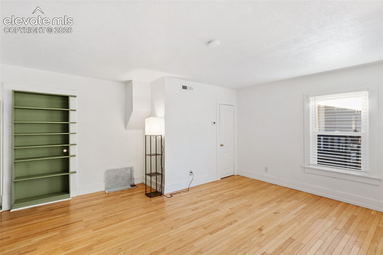 Listing photo 2 for 220 Illinois Avenue