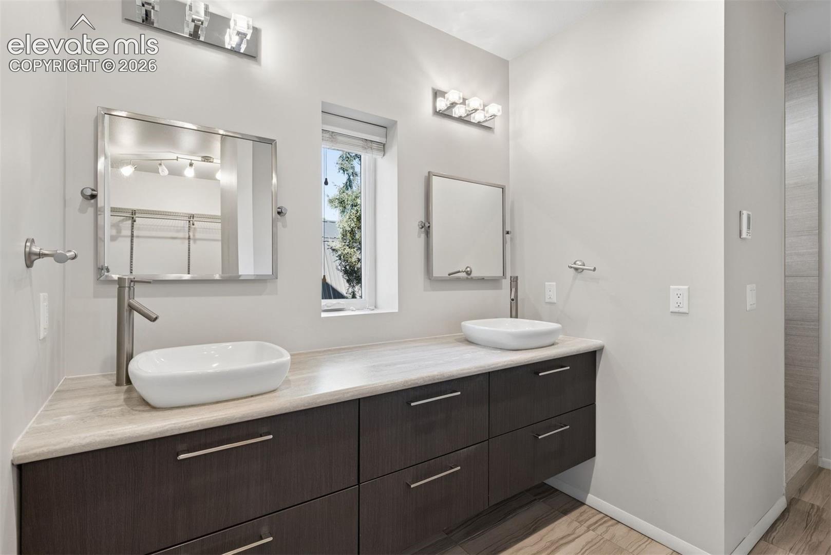 Listing photo 5 for 815 W Jefferson Street