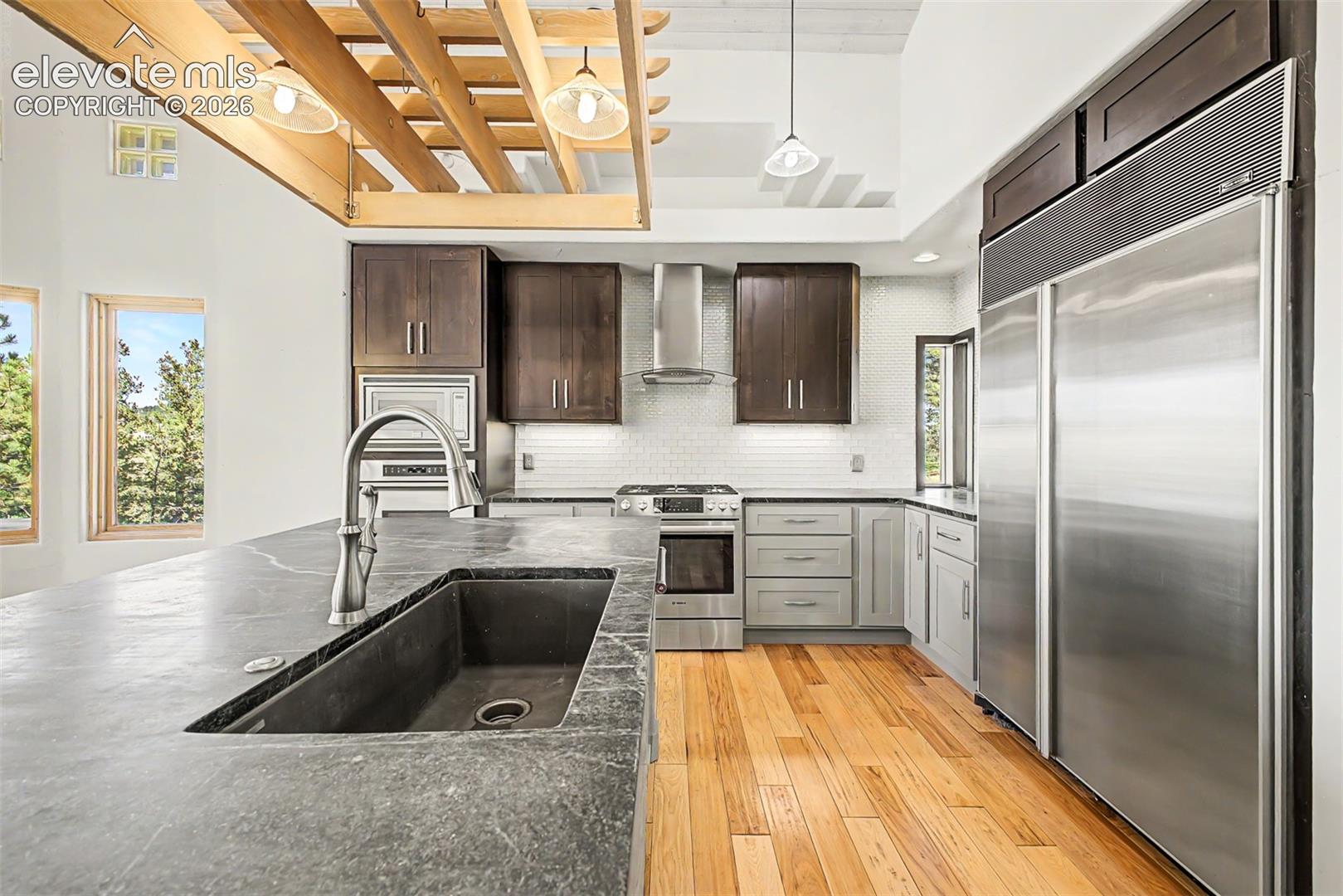 Listing photo 16 for 935 Castle Ridge Road