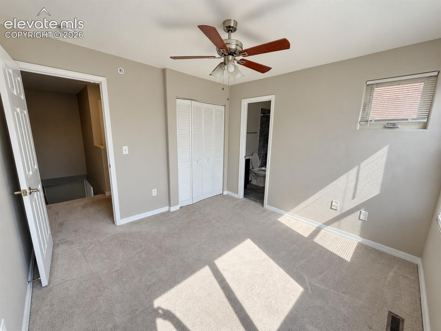 Listing photo 13 for 320 E Ohio Avenue