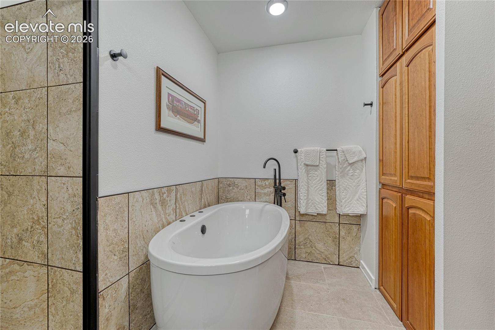 Listing photo 15 for 1221 E Madison Street