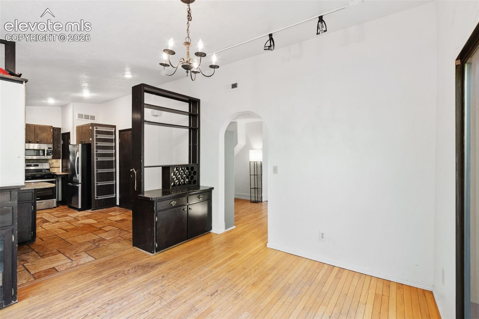 Listing photo 5 for 220 Illinois Avenue