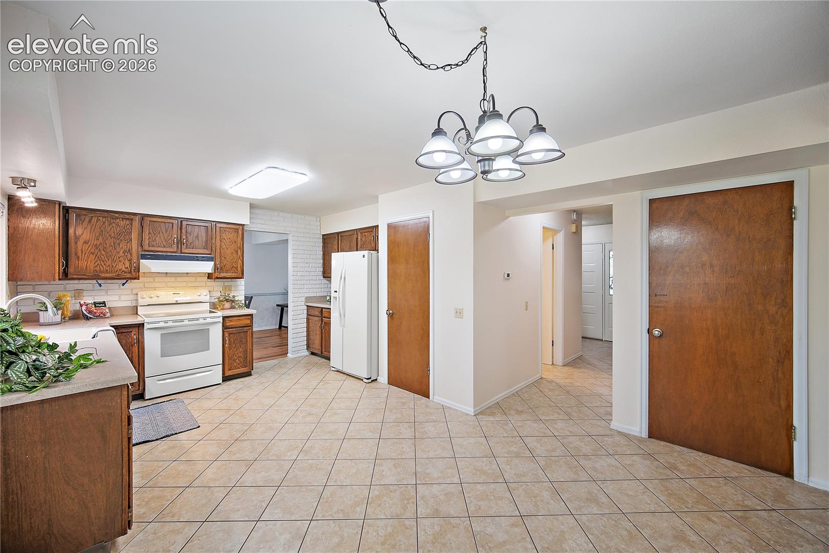 Listing photo 13 for 2998 Westcliff Circle