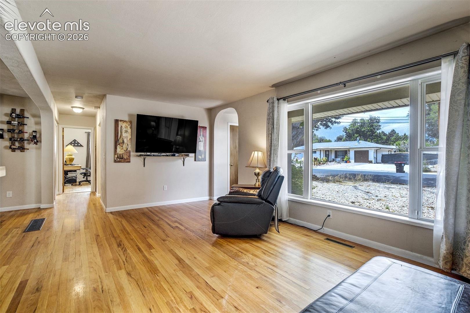 Listing photo 6 for 705 Grand Boulevard