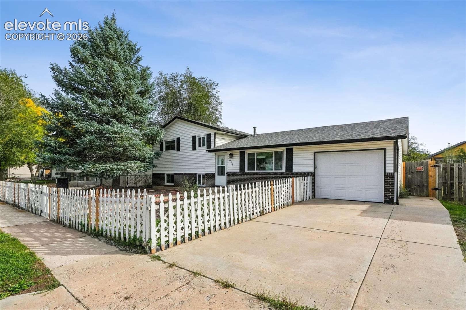 Listing photo 3 for 670 Calle Entrada NA