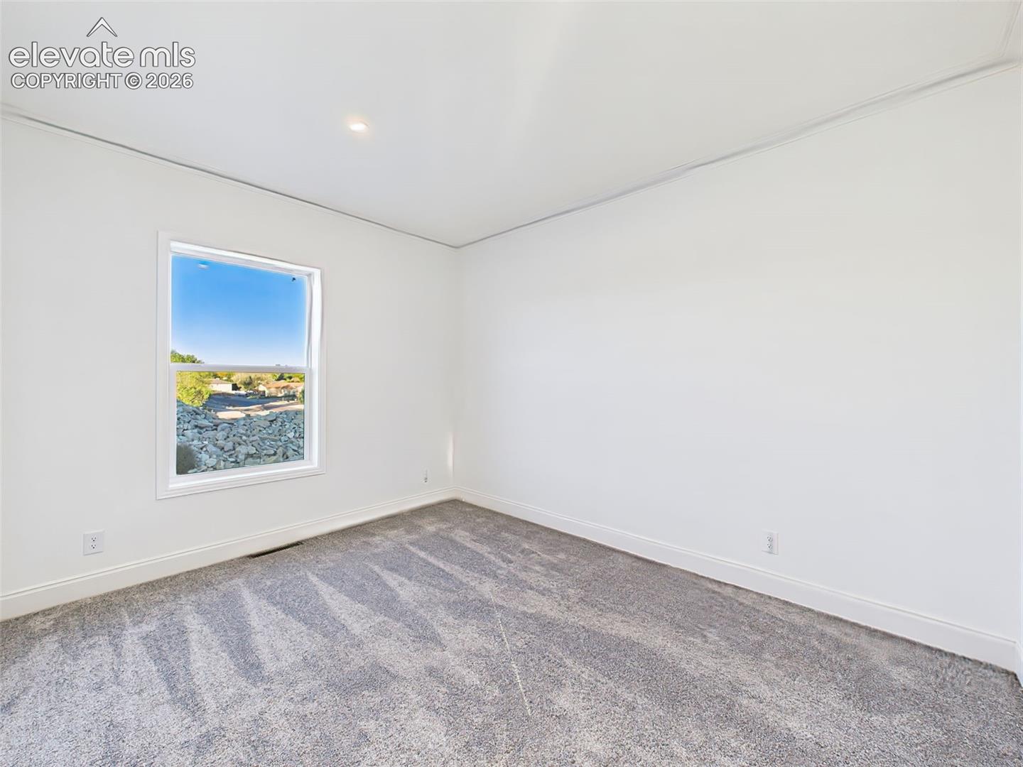 Listing photo 37 for 893 S Greenway Avenue