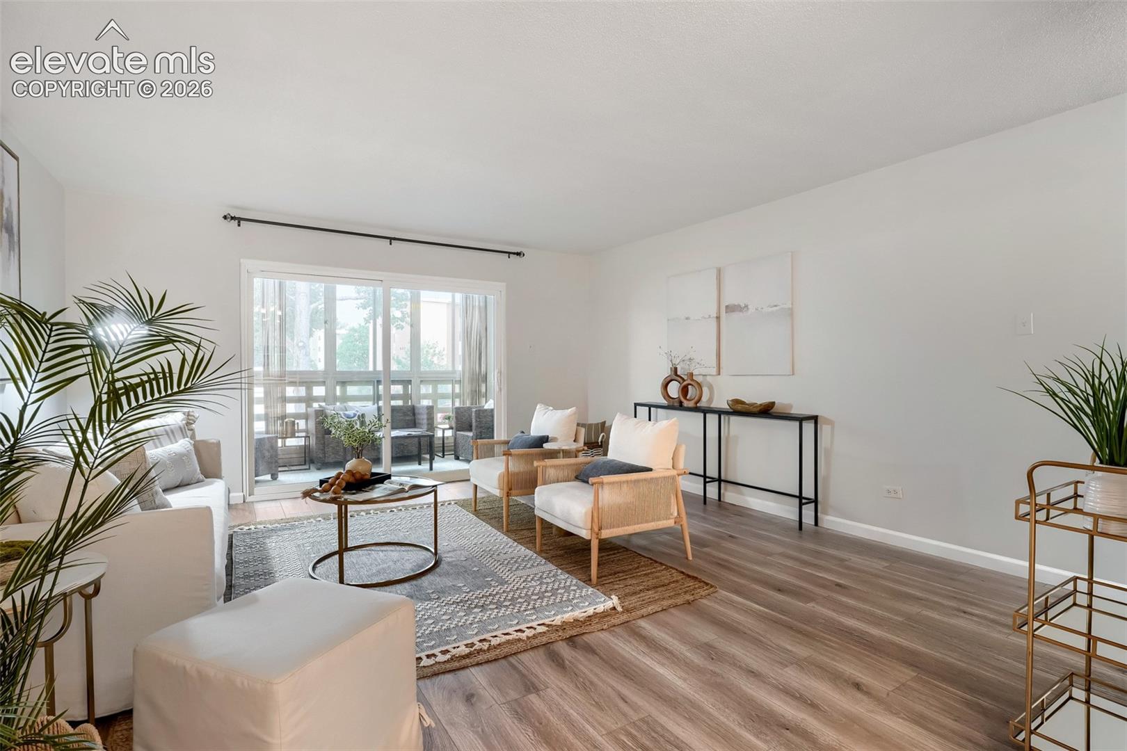 Listing photo 3 for 680 S Alton Way 1B