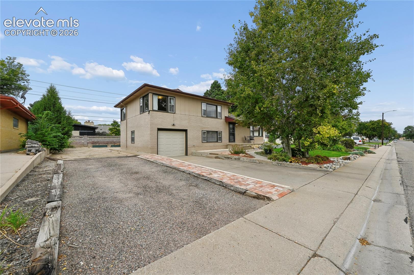Listing photo 3 for 801 Westacres Avenue