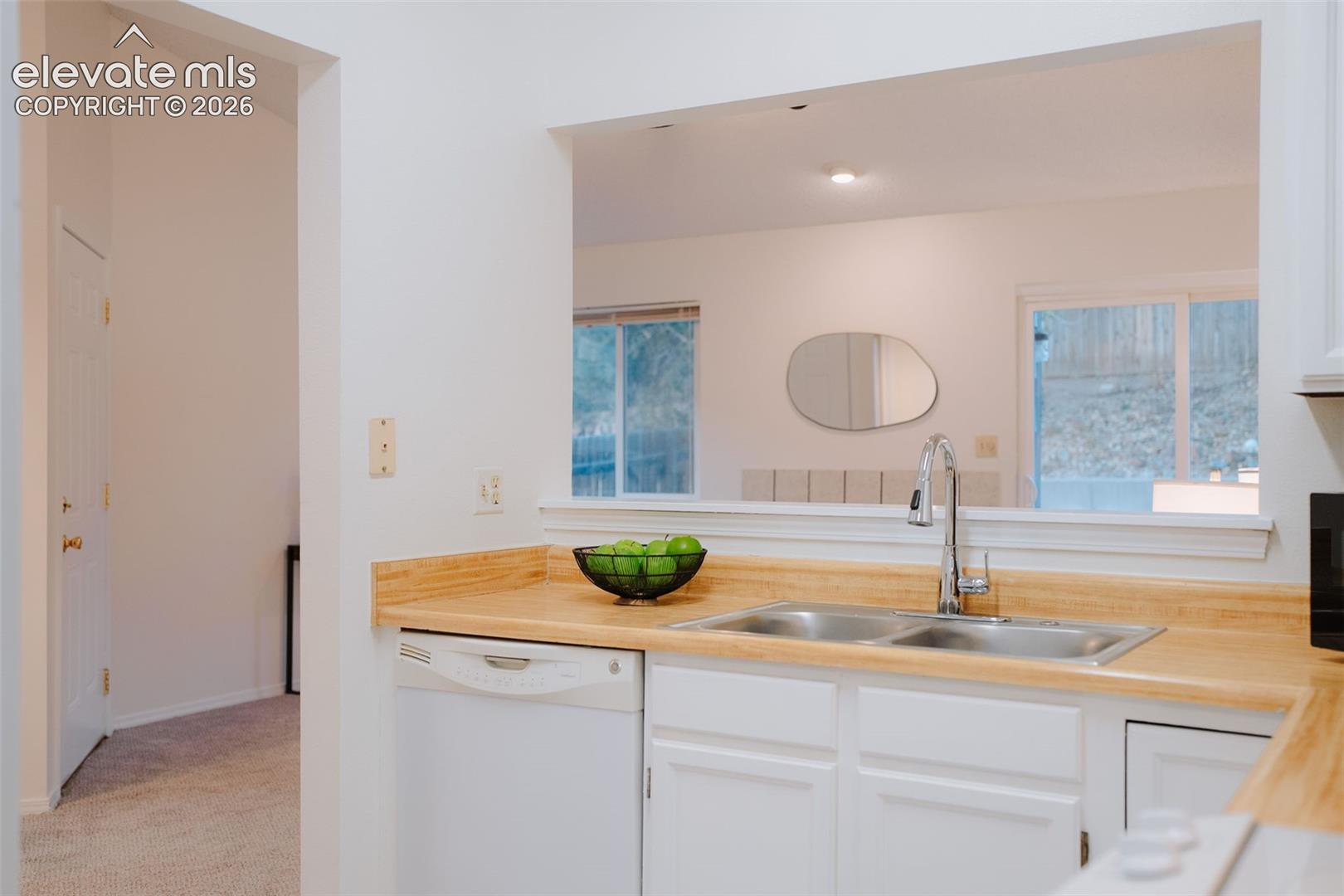 Listing photo 12 for 6430 Lonsdale Drive