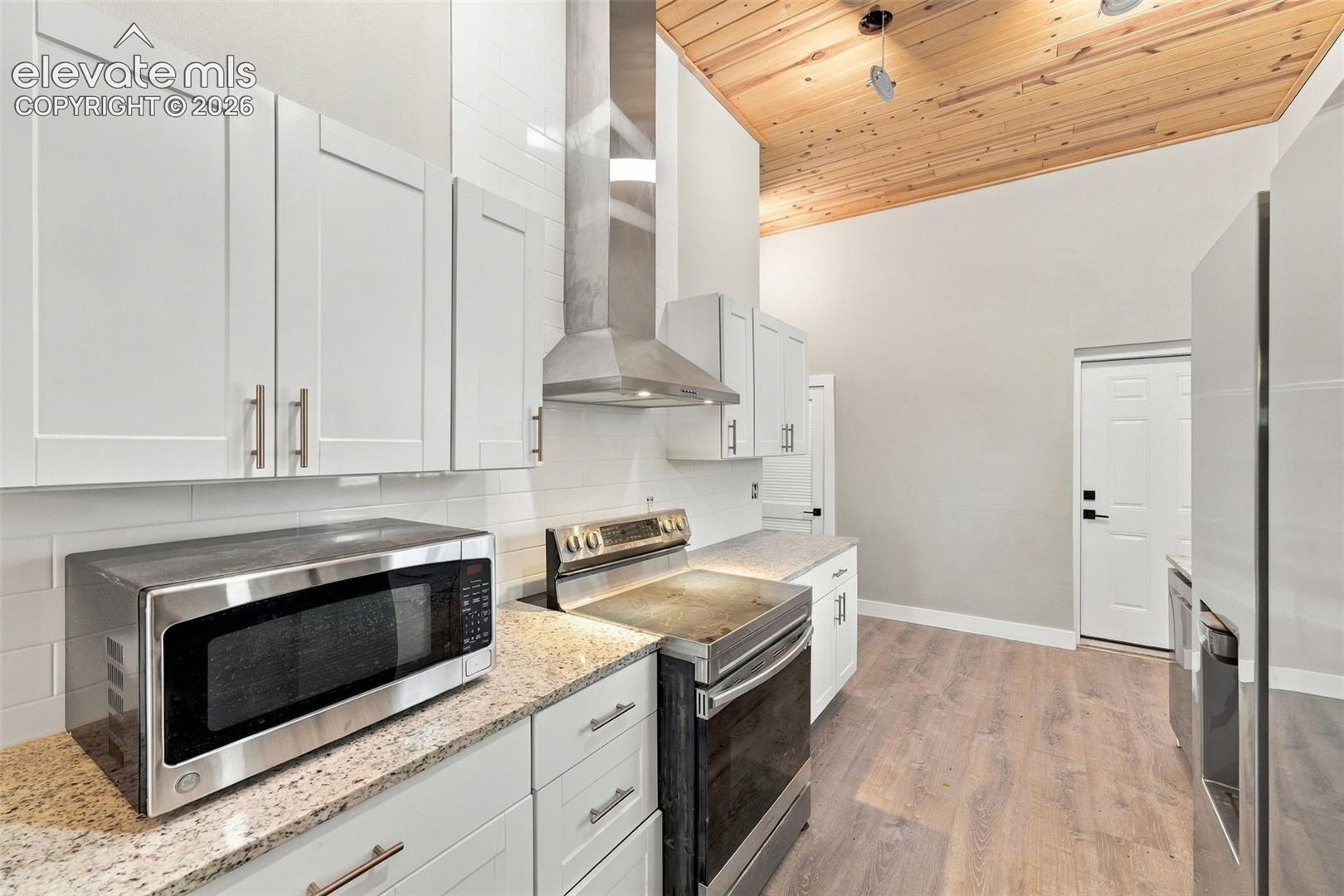 Listing photo 13 for 412 E St Vrain Street