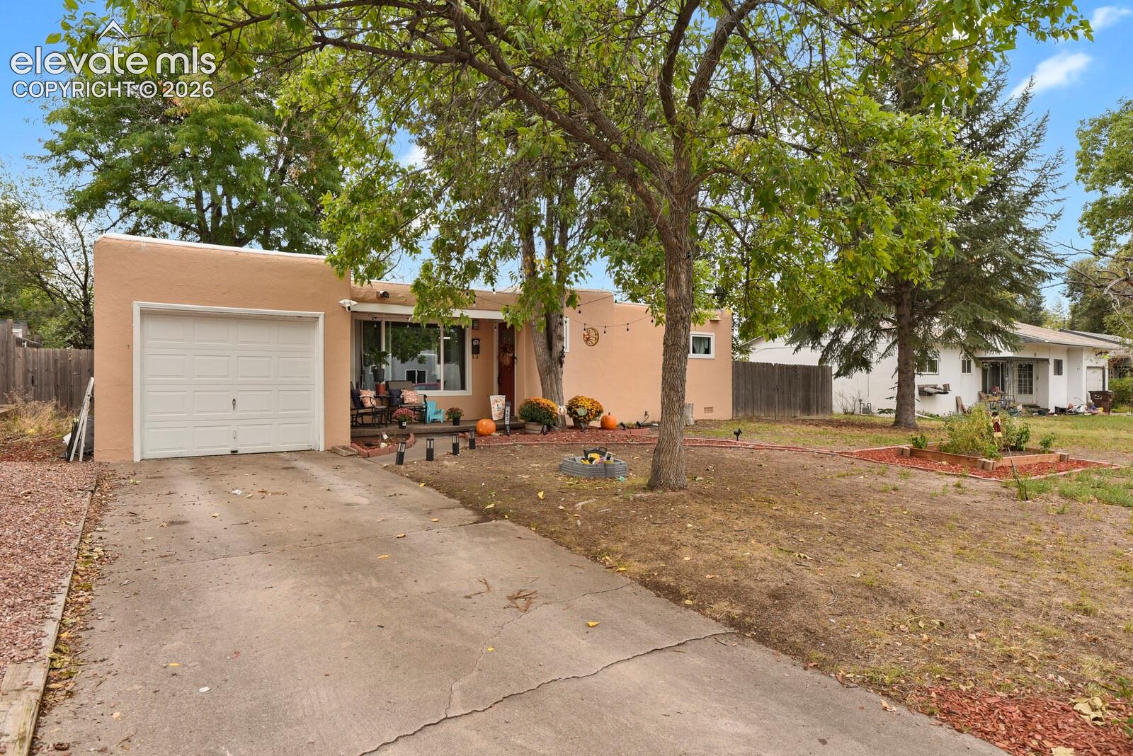 Listing photo 3 for 153 Rose Drive