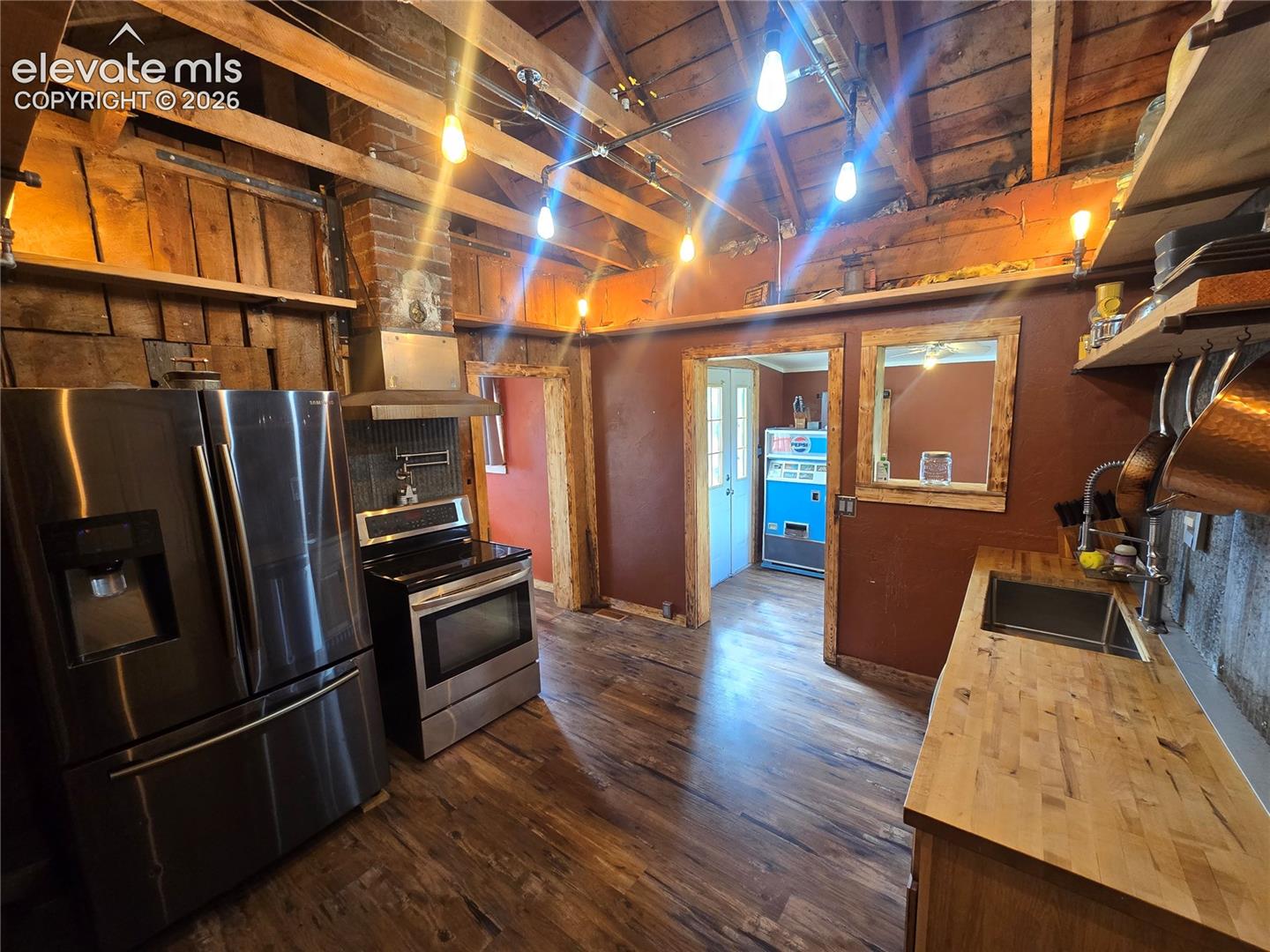 Listing photo 4 for 207 W Eaton Avenue