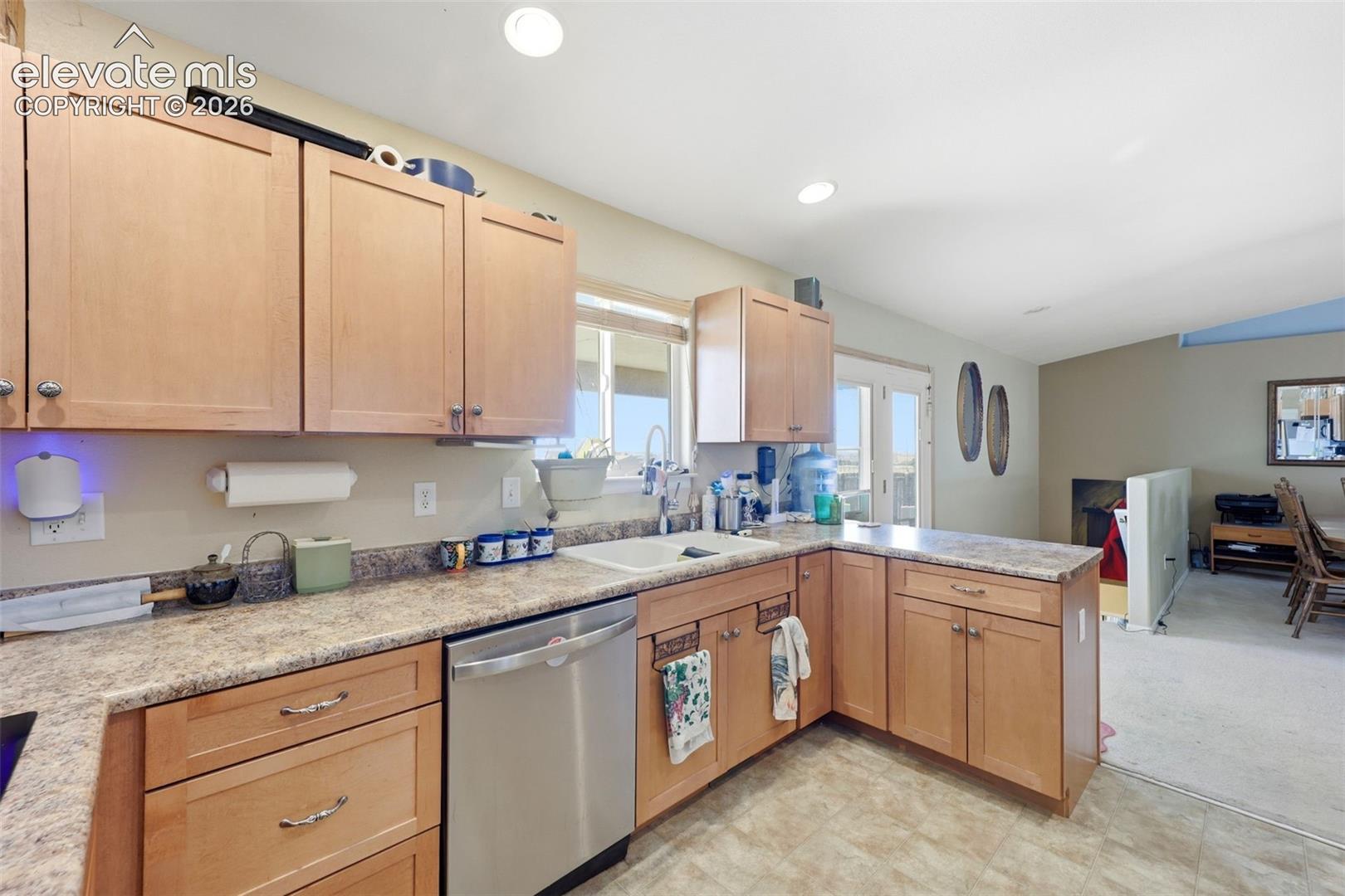 Listing photo 8 for 1286 N Ladonia Drive