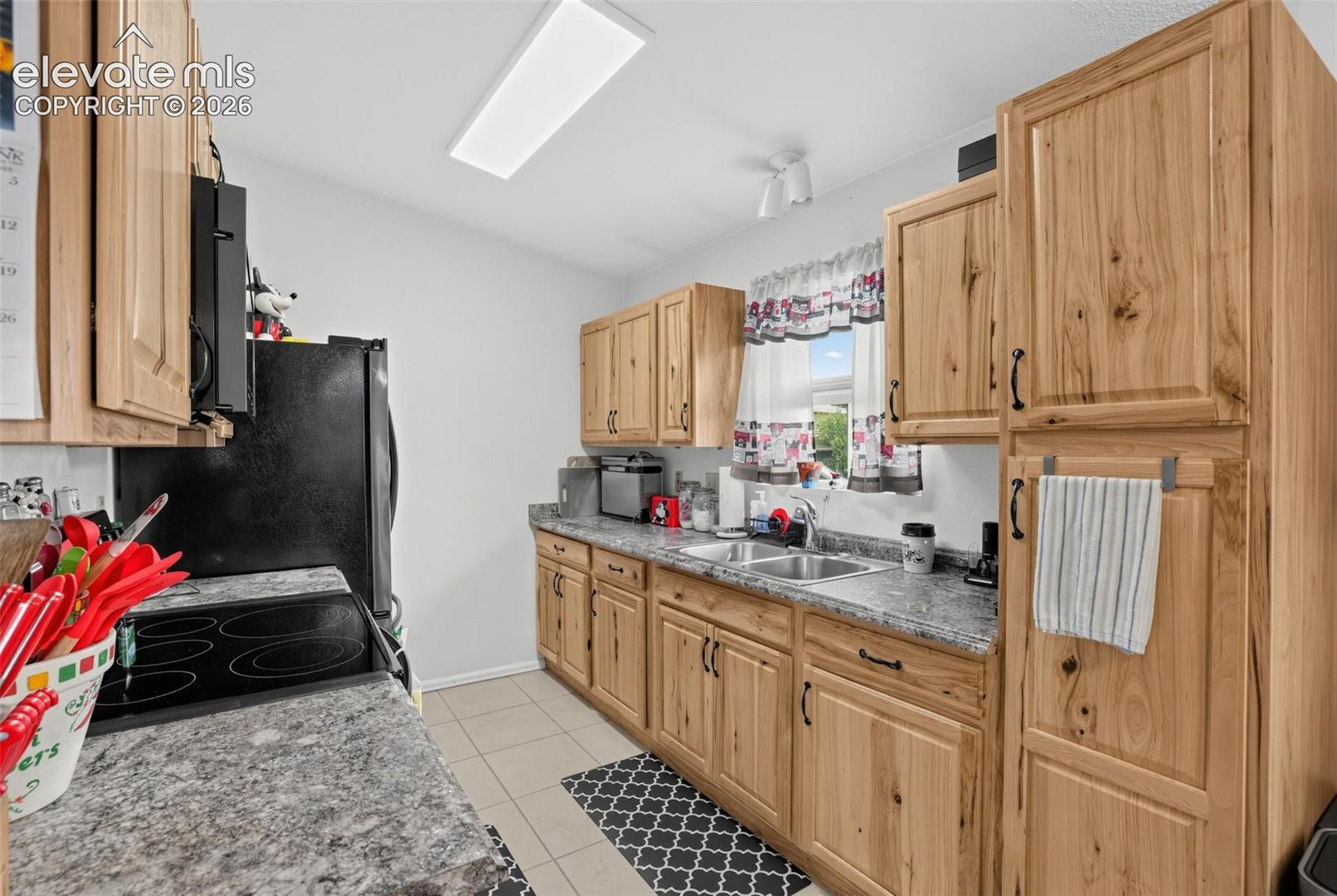 Listing photo 4 for 4565 Howland Street