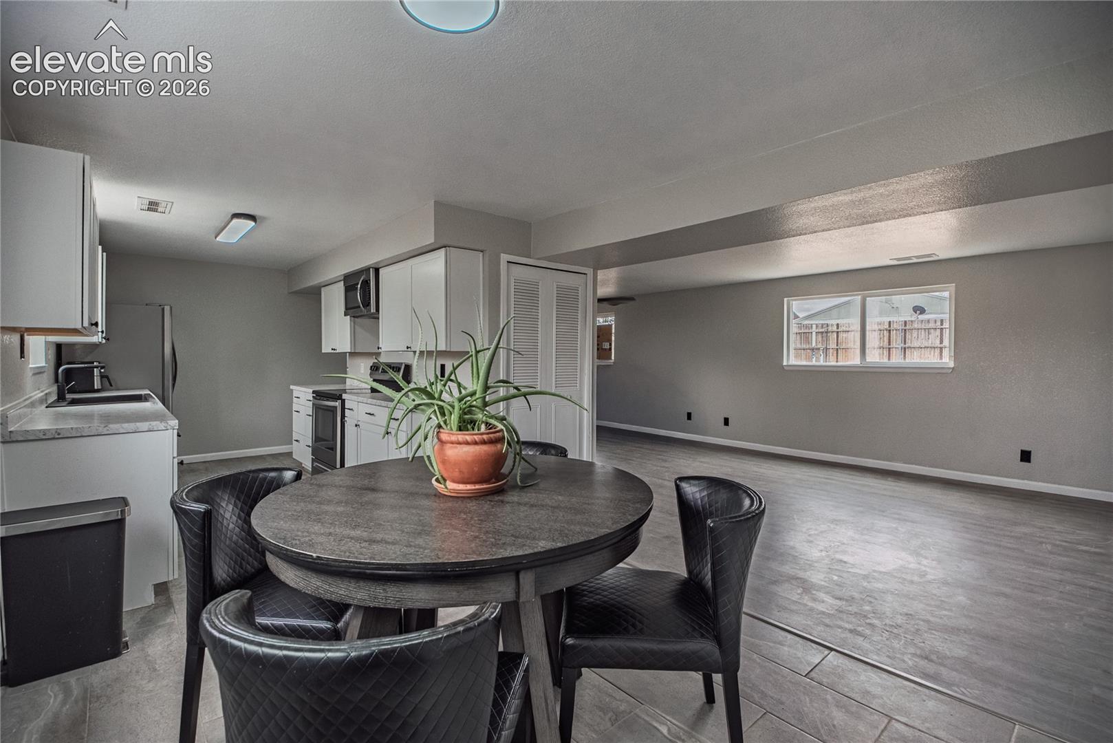 Listing photo 22 for 3816 Devonshire Lane