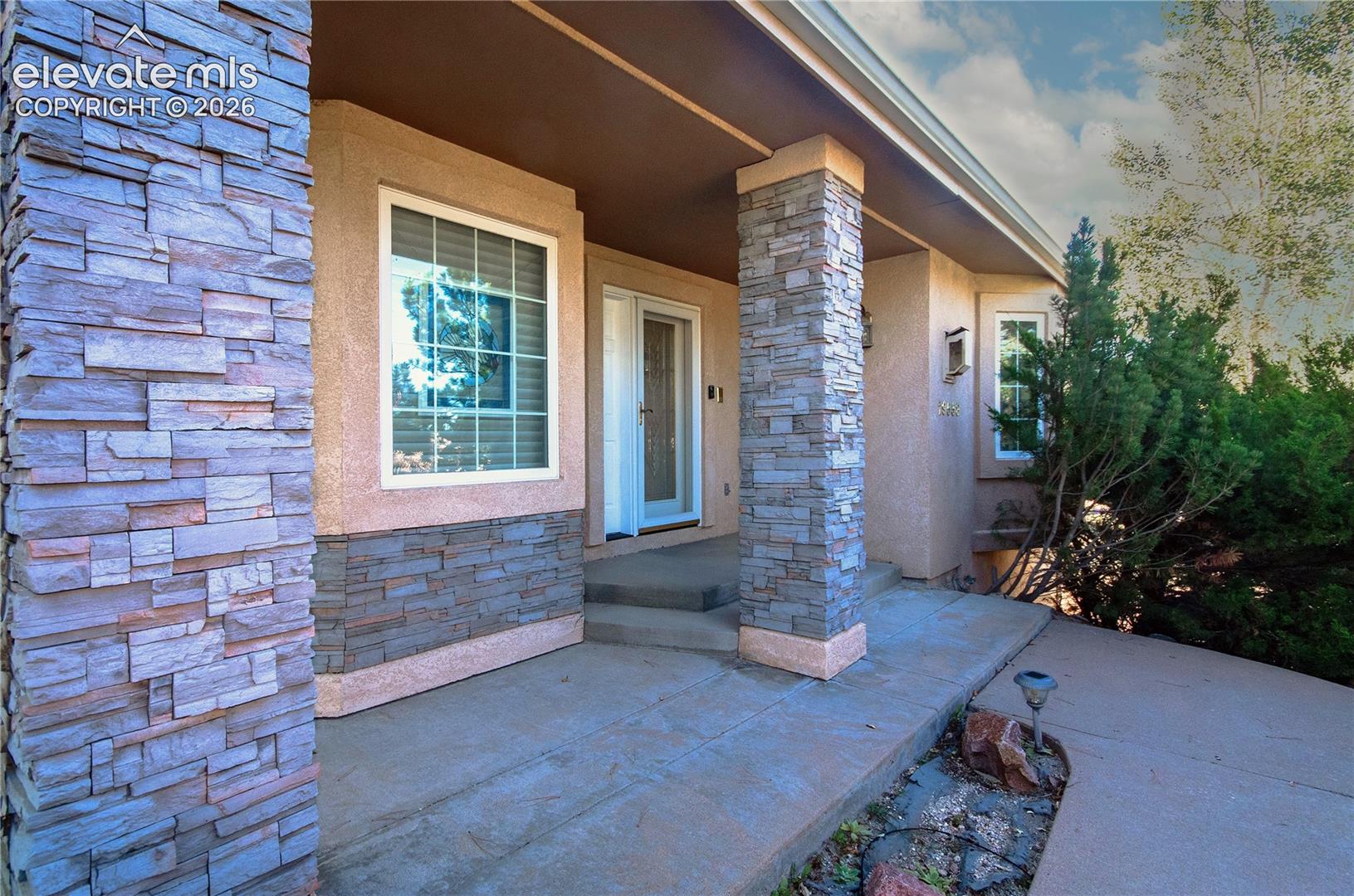 Listing photo 5 for 19558 Fox Trail Way