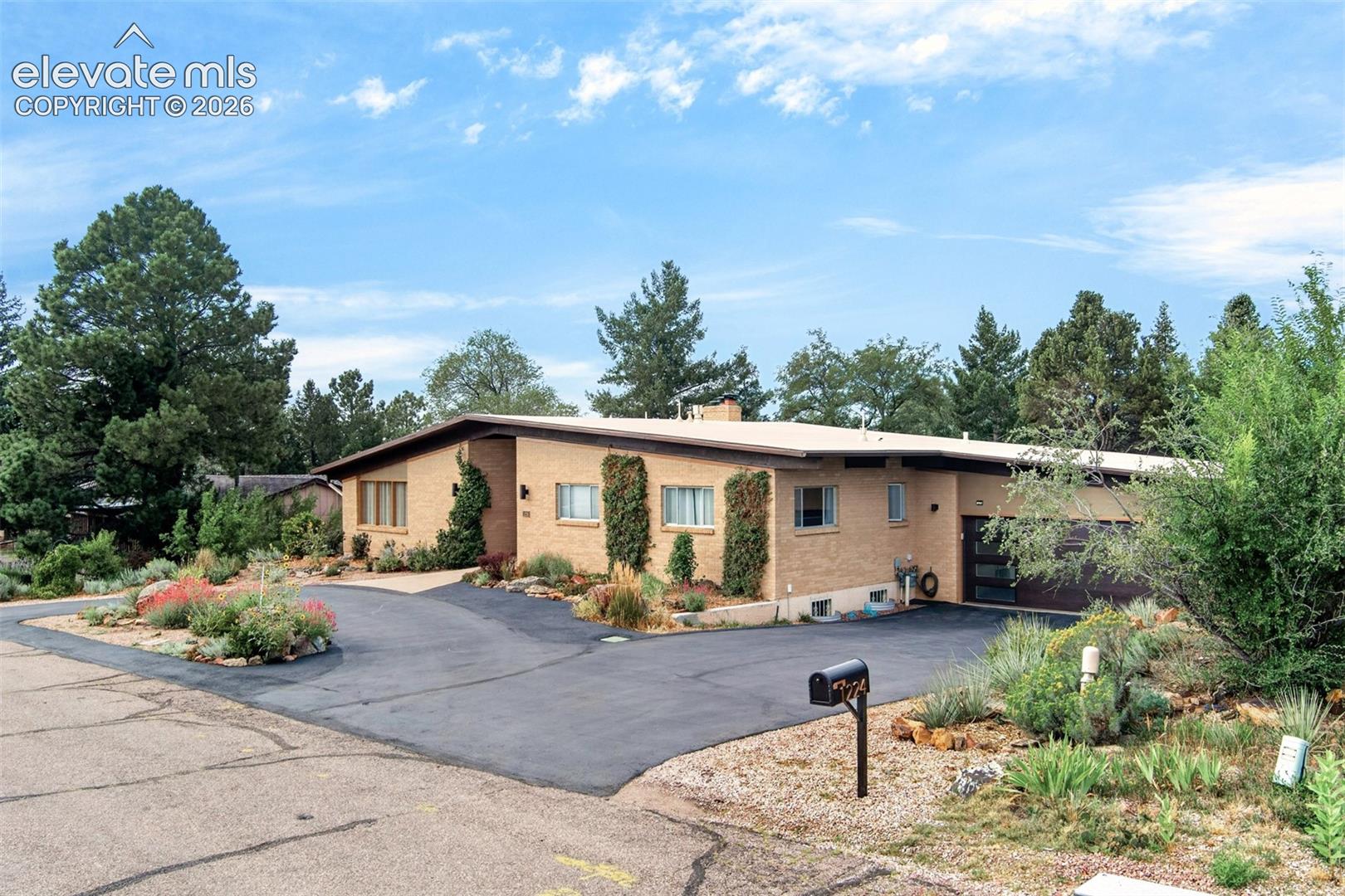 Listing photo 4 for 1224 E High Point Lane