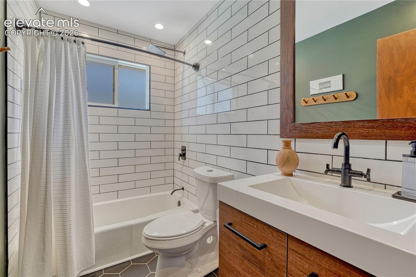 Listing photo 5 for 2845 N Institute Street
