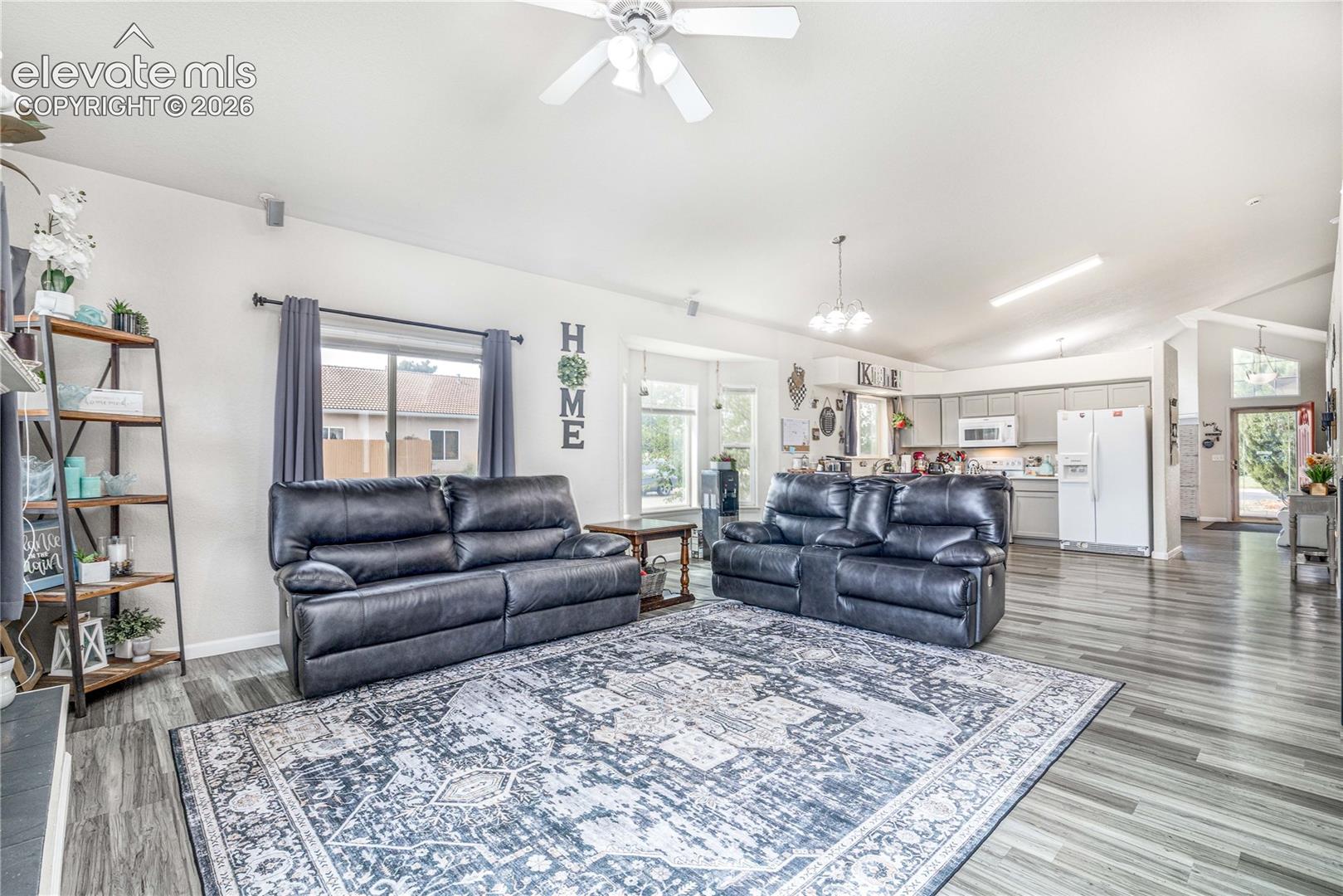 Listing photo 5 for 938 Cedarcrest Drive