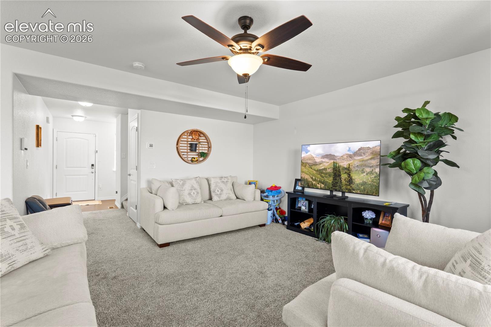 Listing photo 6 for 924 Bidwell Drive