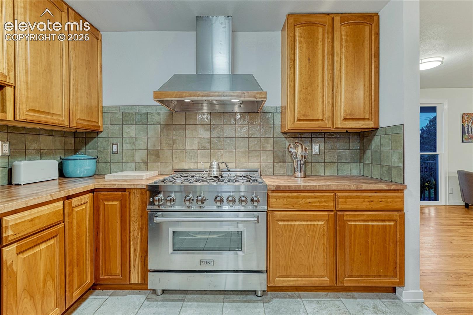 Listing photo 11 for 1221 E Madison Street