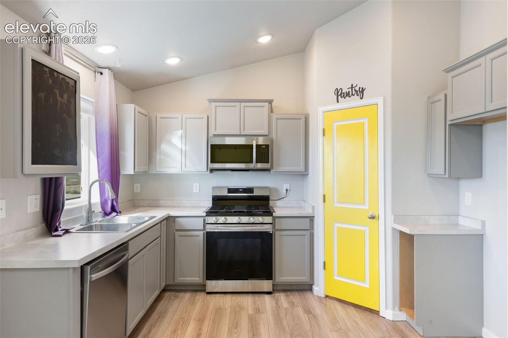 Listing photo 10 for 10621 Castor Drive