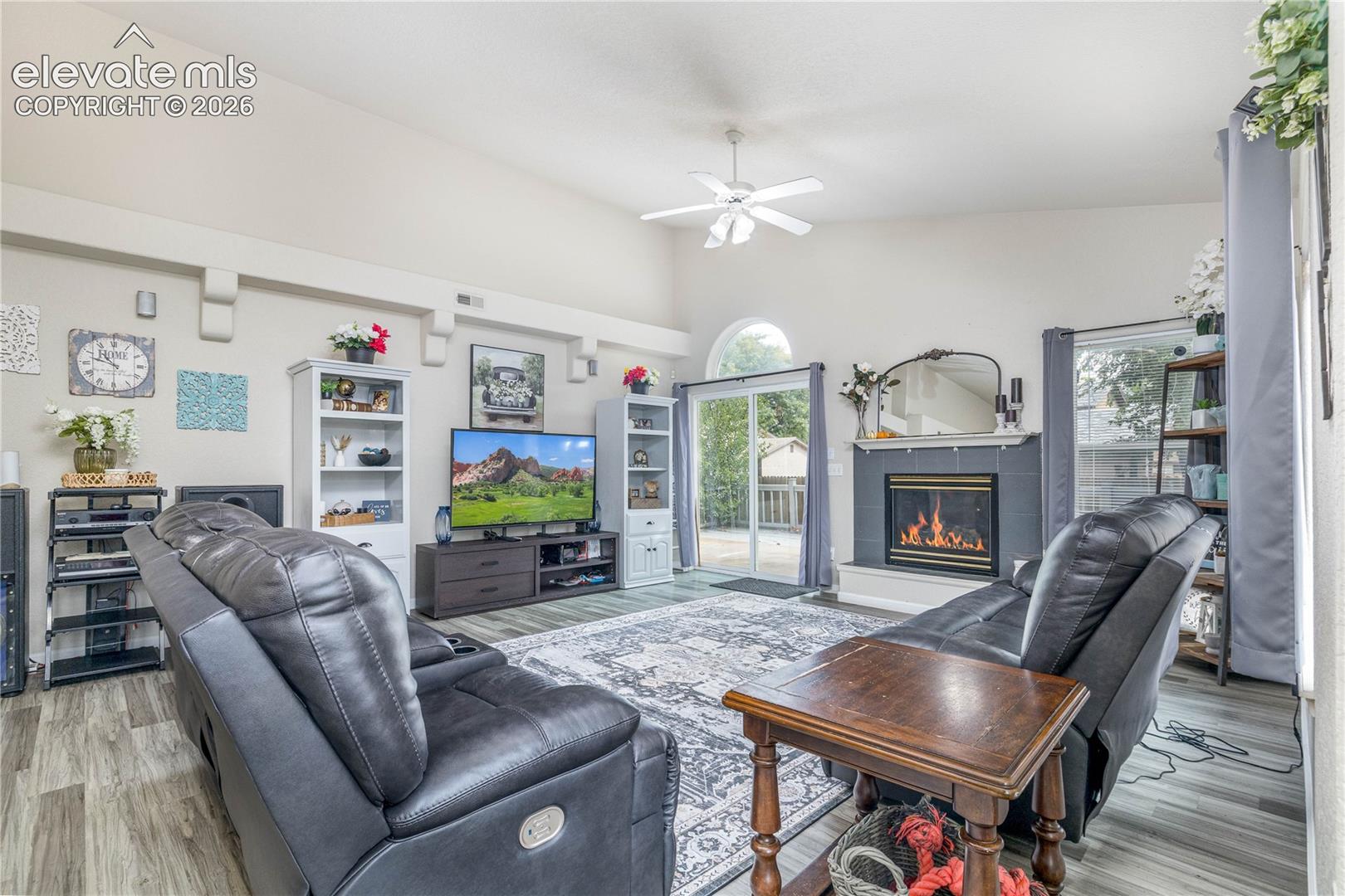 Listing photo 4 for 938 Cedarcrest Drive