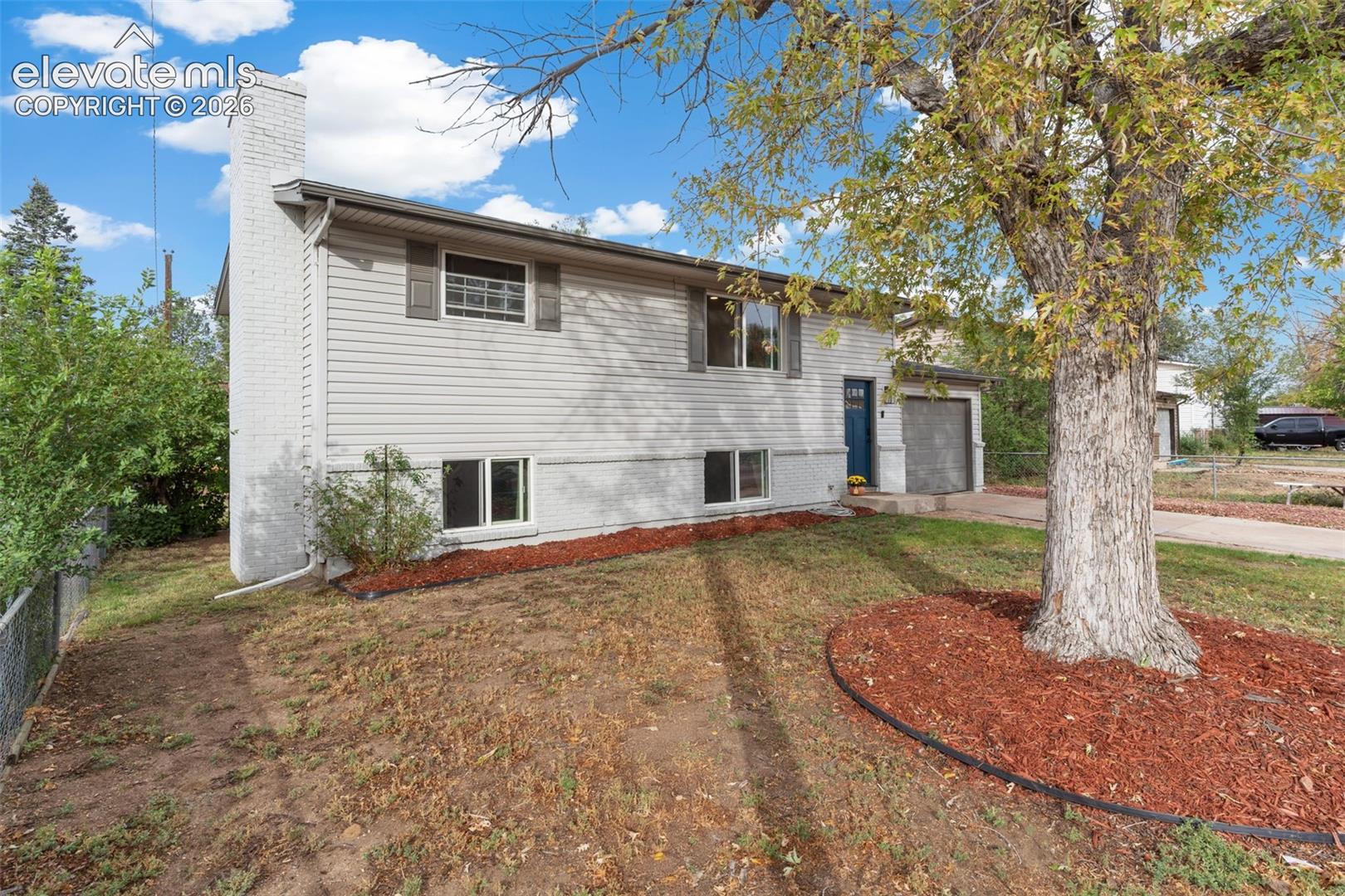 Listing photo 2 for 1596 Prado Drive
