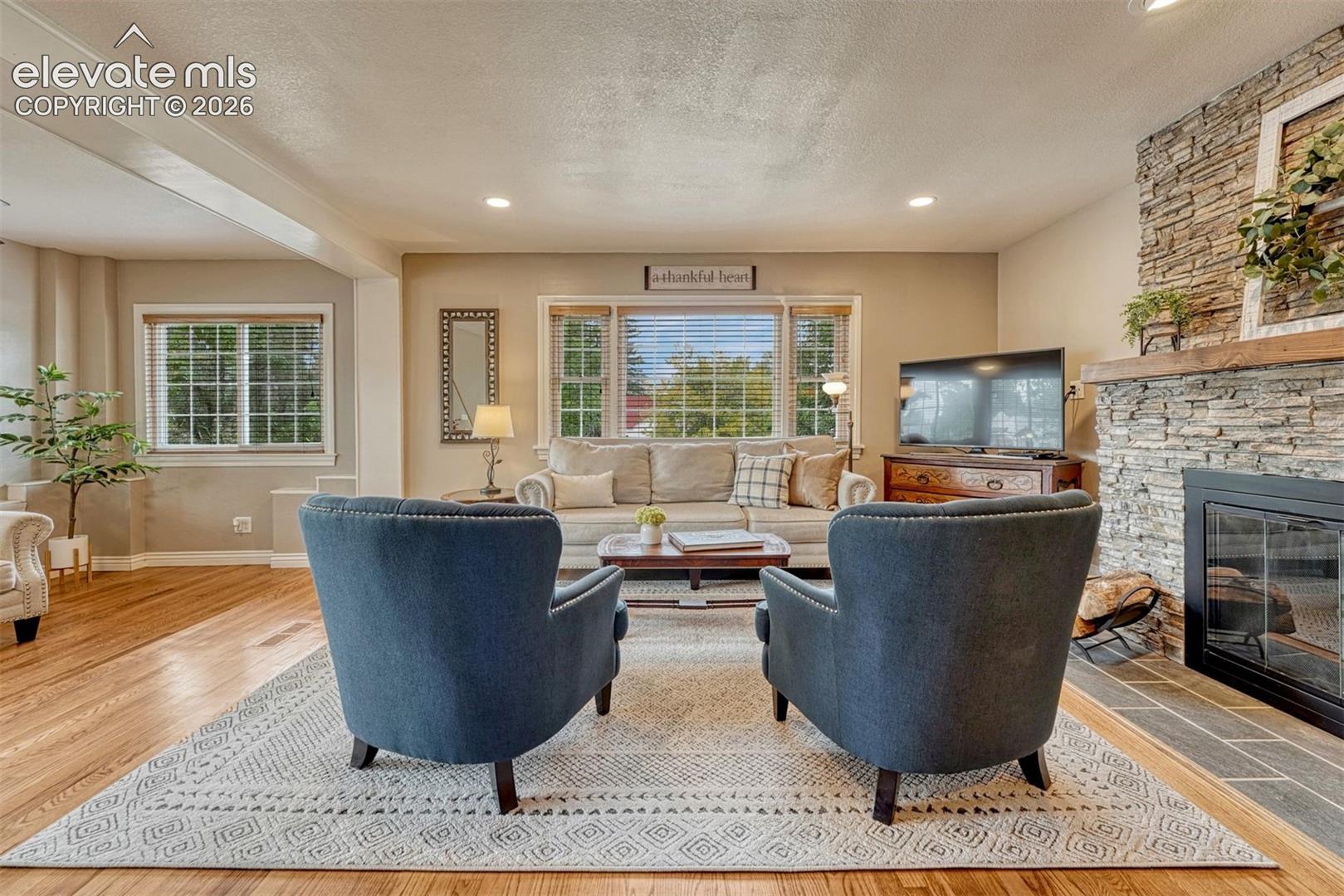 Listing photo 8 for 1900 E San Rafael Street